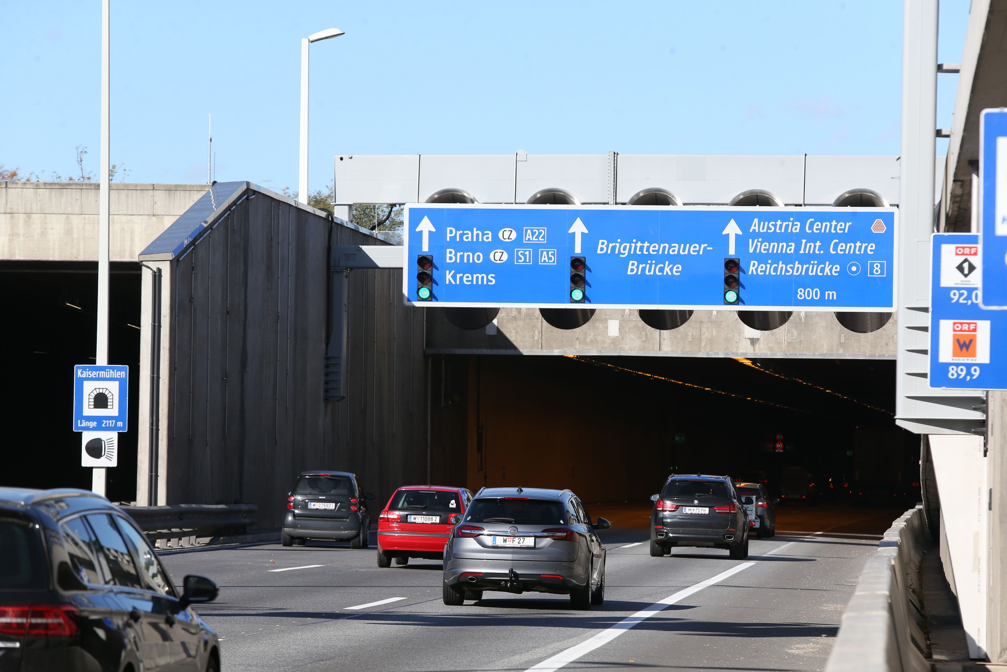 Schon im Tunnel Kaisermühlen bemerkten Polizisten den auffälligen Lenker.
