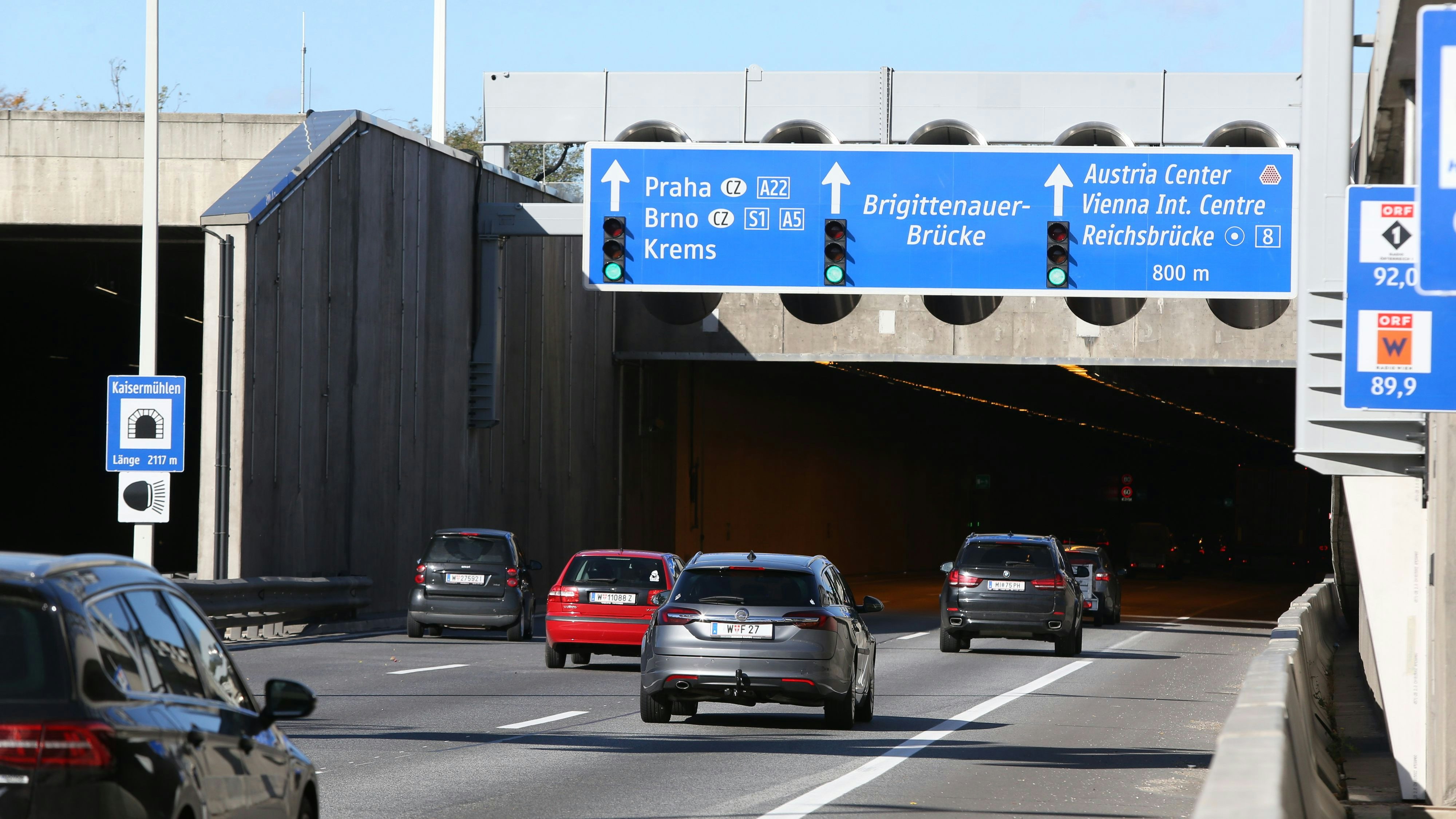 Eine Frau soll mit ihrem Kind durch den Kaiermühlentunnel spaziert sein. Passiert ist glücklicherweise nichts.