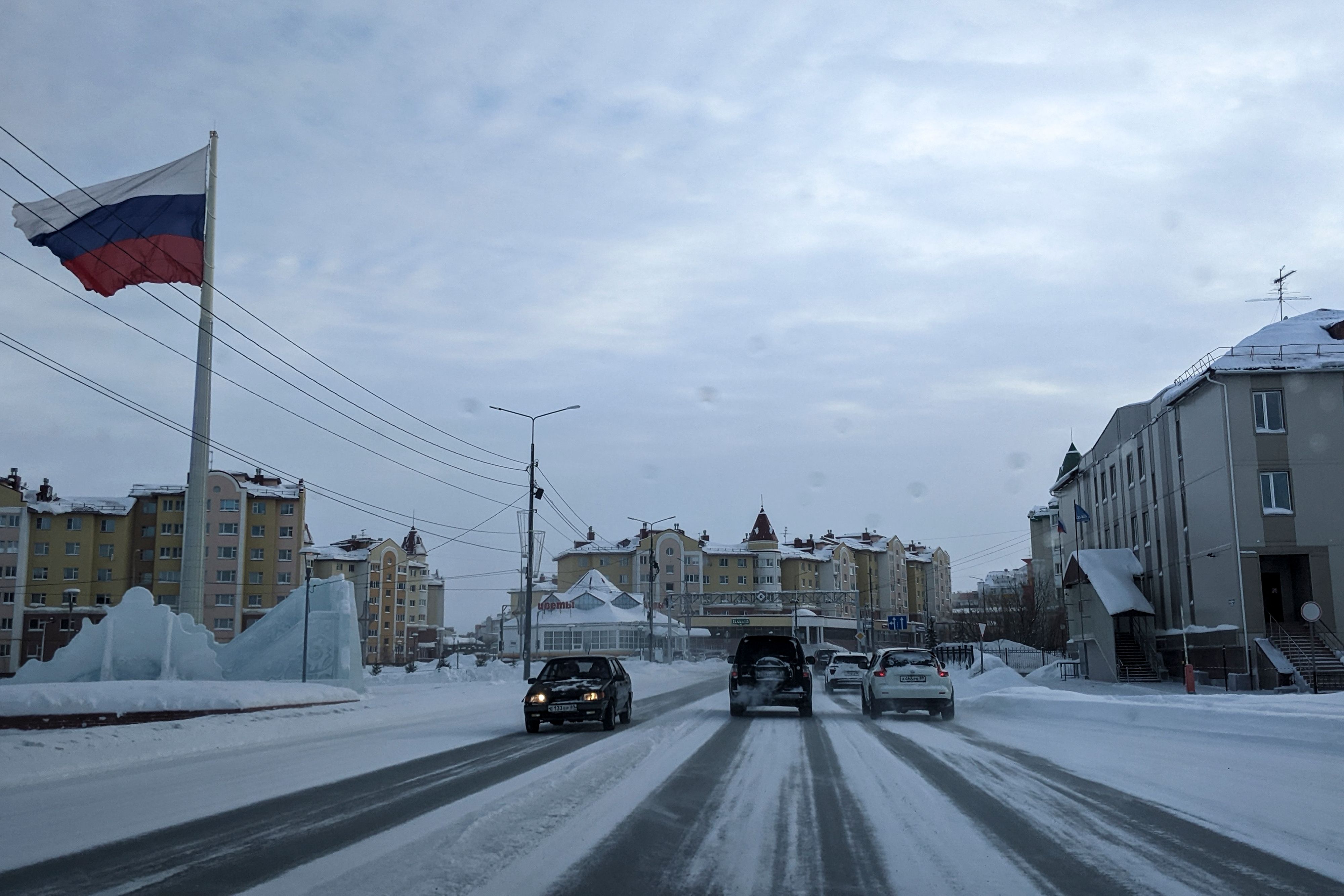 Ein schwarzes Auto, in der Mitte mit dem Rücken zur Kamera, in dem die Mutter von Alexej Nawalny sitzt, fährt in Salechard, 1937 km nordöstlich von Moskau, Russland, Montag, 19. Februar 2024.