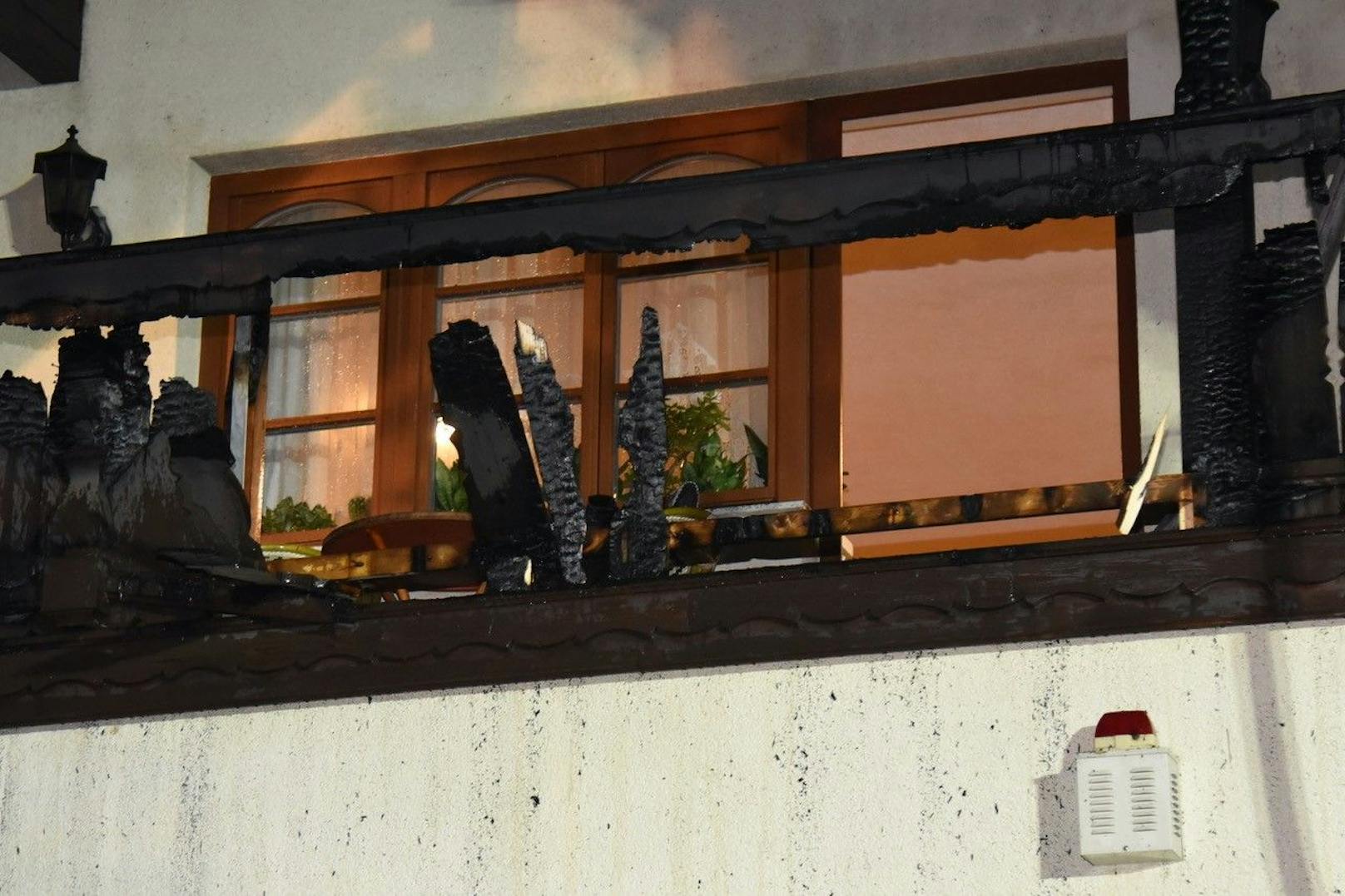 Das laute Bellen seines Hundes weckte am Mittwoch einen Hausbesitzer in Weigelsdorf gegen 2 Uhr früh. Der Mann bemerkte, dass sein Balkon lichterloh in Flammen stand und alarmierte sofort die Feuerwehr.