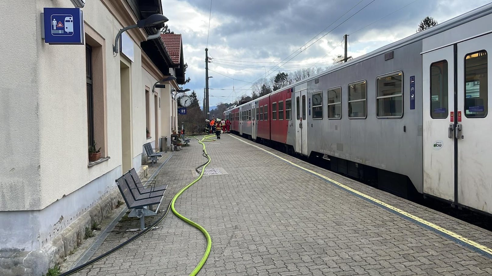 Das überhitzte Fahrzeugteil musste über Stunden gekühlt werden. Verletzt wurde bei dem Zwischenfall niemand.