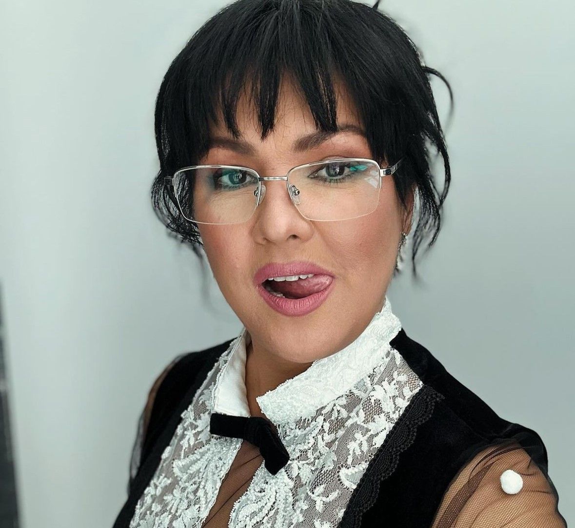 Opern-Diva Anna Netrebko begeistert ihre Follower im sexy Lehrerinnen-Look