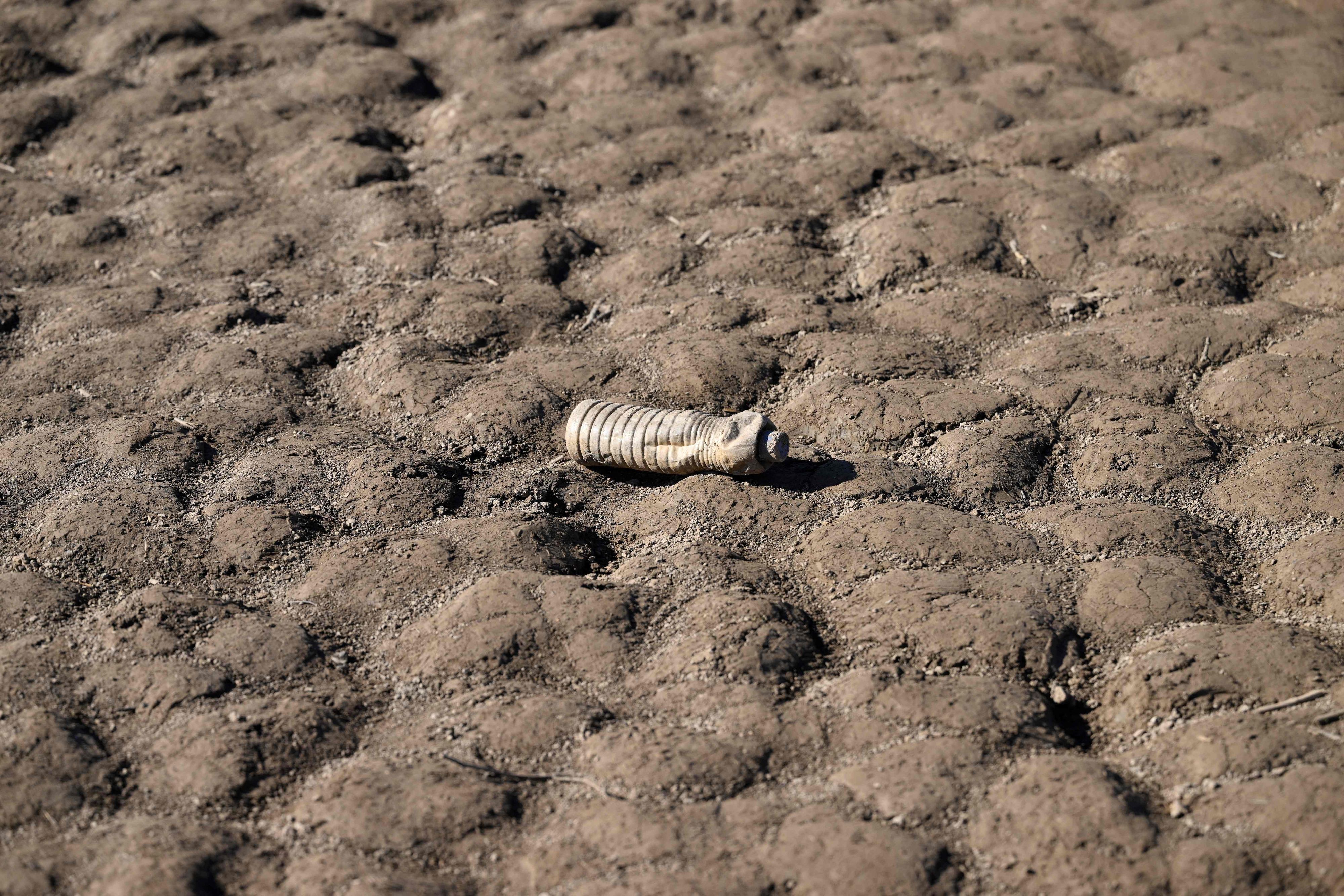 Zu wenig Niederschlag: Eine Plastikflasche in einem trockenen Wasserreservoir in Katalonien. (12. Februar 2024)