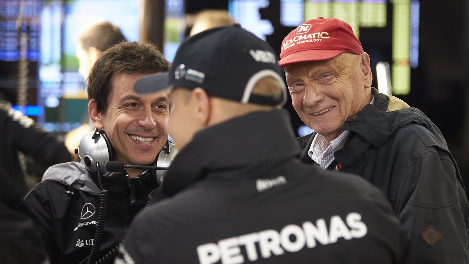 Mercedes rührt Kaiserschmarrn für Niki Lauda an