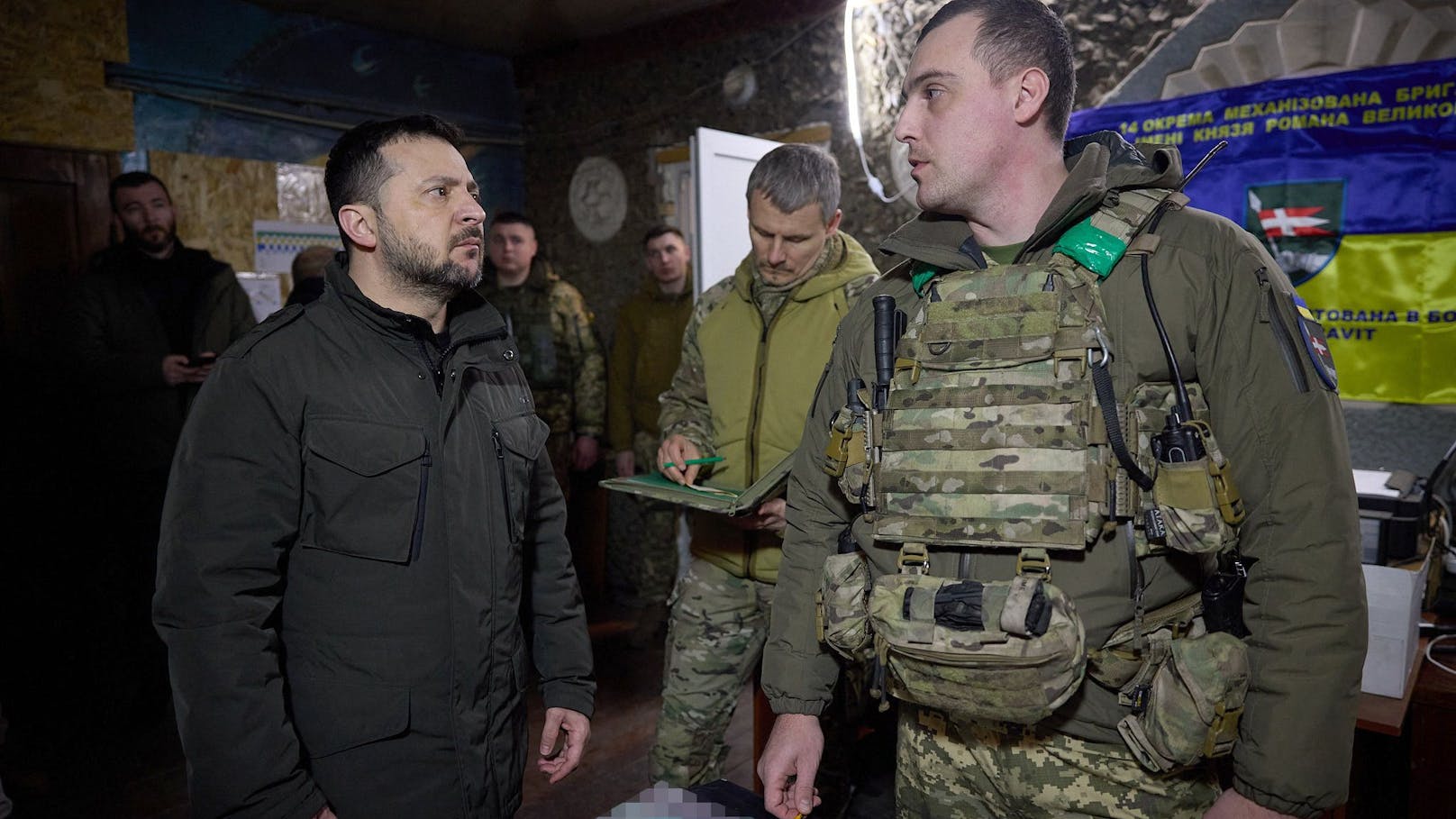 Ukraines Präsident Wolodimir Selenski auf Besuch eines Kommandopostens und eines Spitals knapp hinter der Front im Raum Kupjansk/Charkiw am 19. Februar 2024. Mit dabei auch ein Team von "Fox News" für ein Interview.