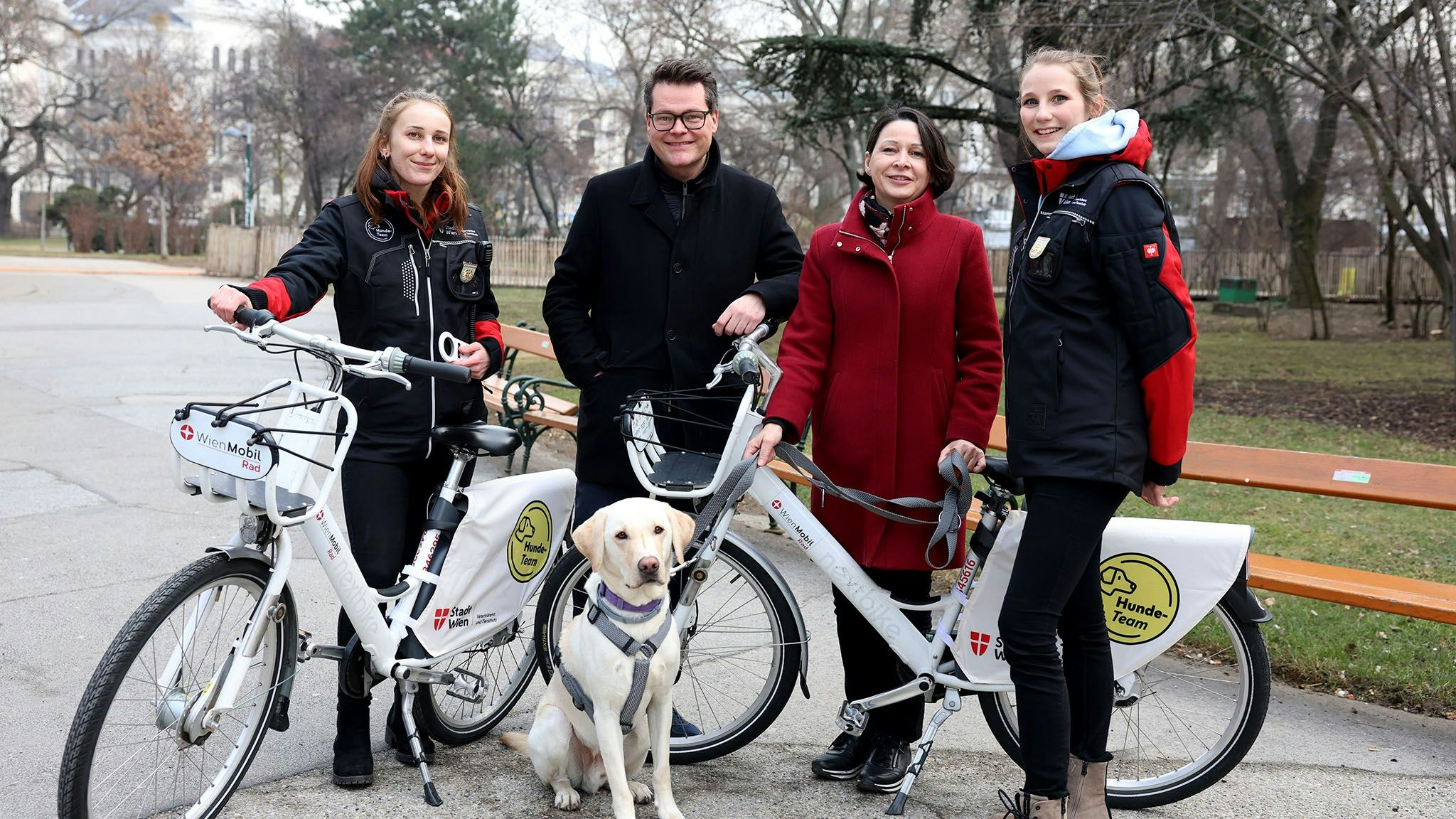 Tierschutz-Stadtrat Jürgen Czernohorszky (SP) und das Wiener Hunde-Team.