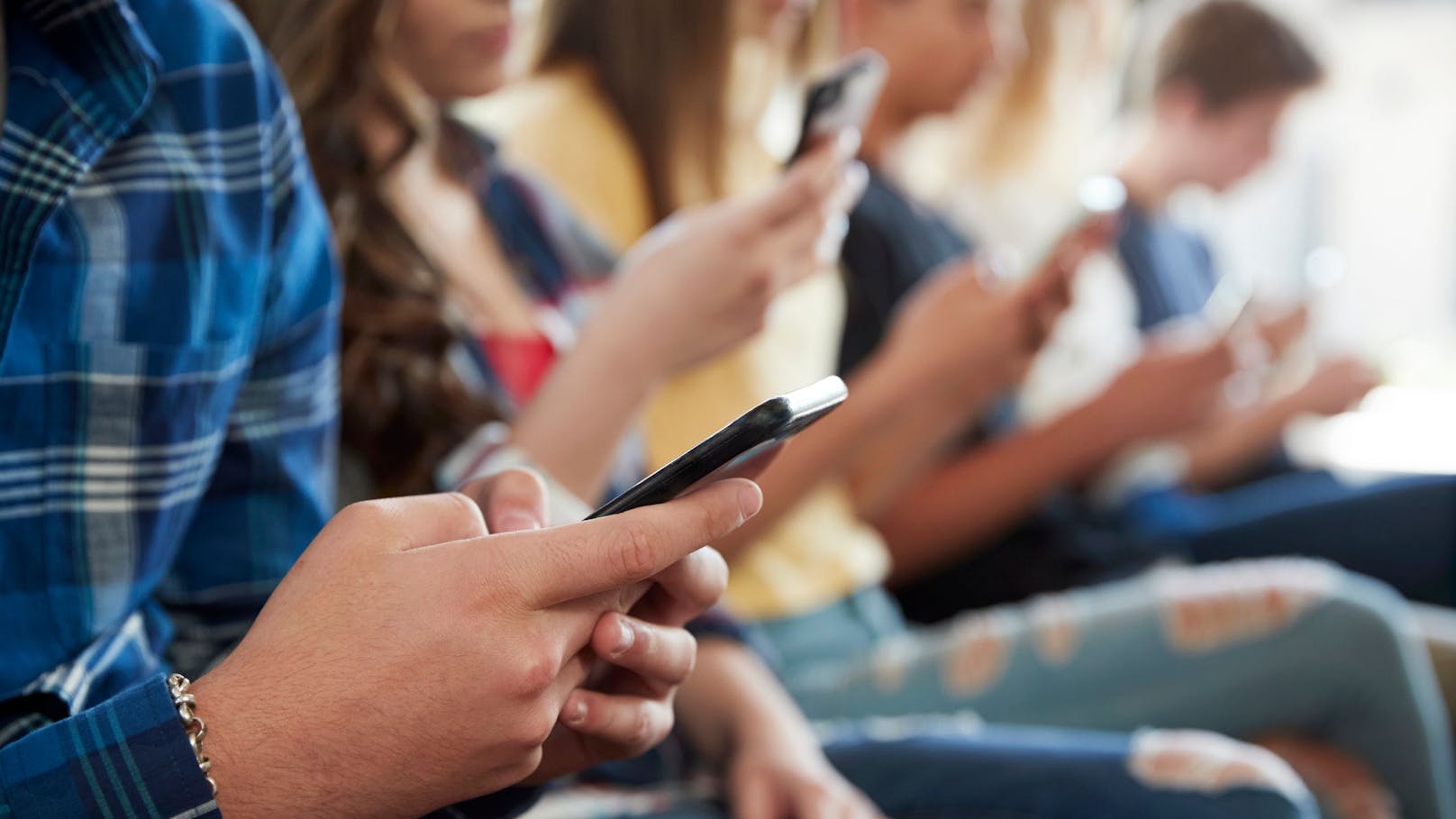 Handy, Internet, Alkohol – immer mehr Teenies abhängig