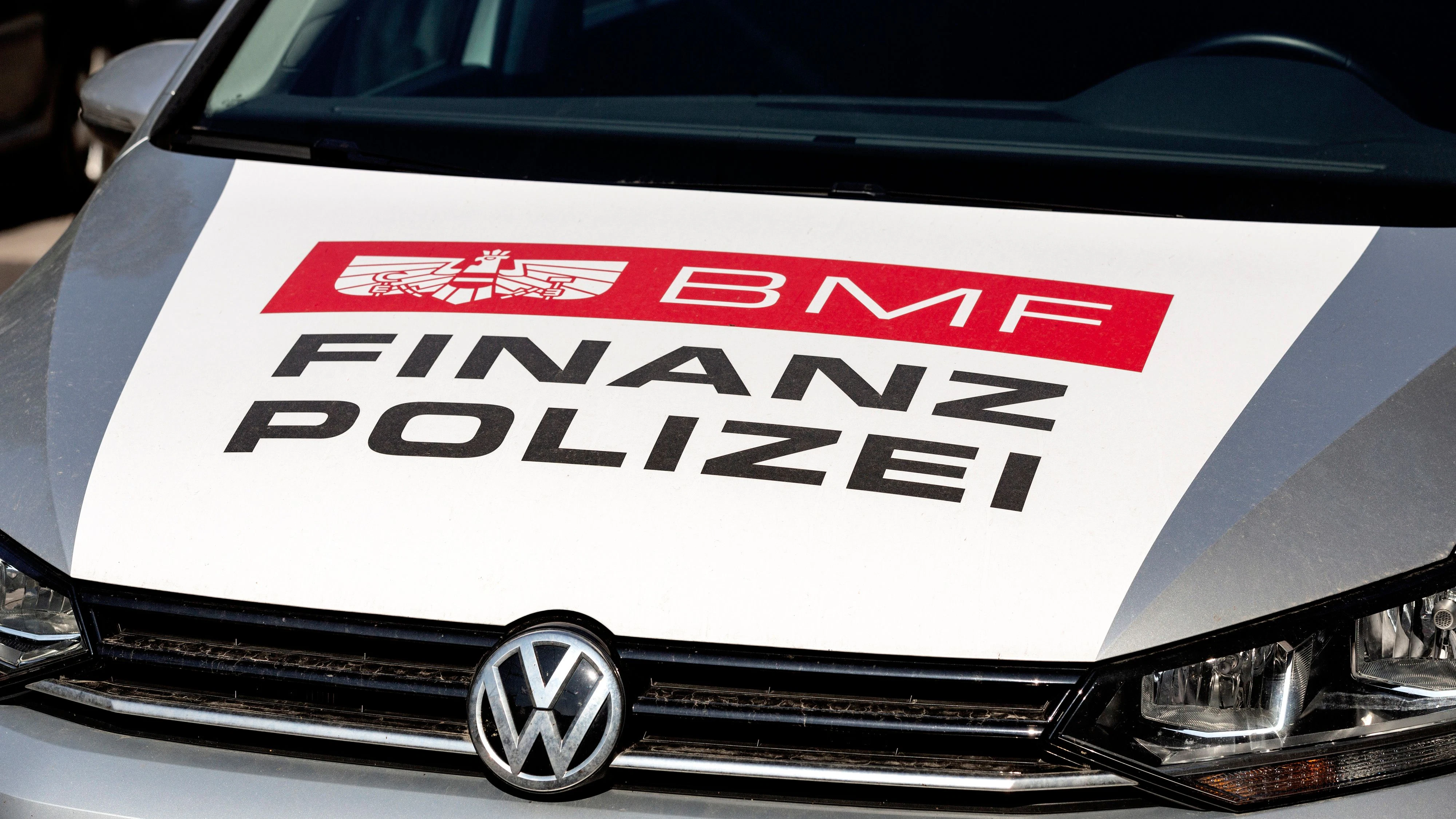 Bei der Kontrolle einer Baustelle in Kitzbühel deckte die Finanzpolizei schwerwiegende Verstöße auf. (Archivbild)