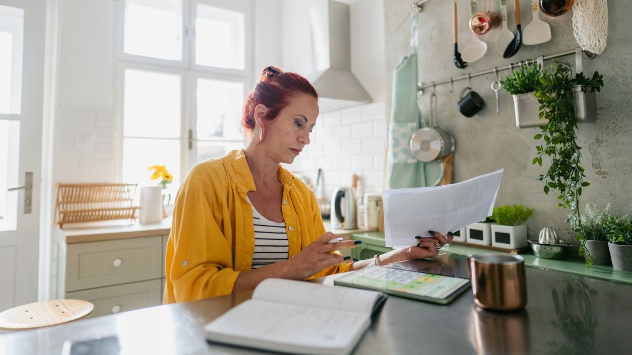 Frau in einer Wohnung, Miete, Kosten