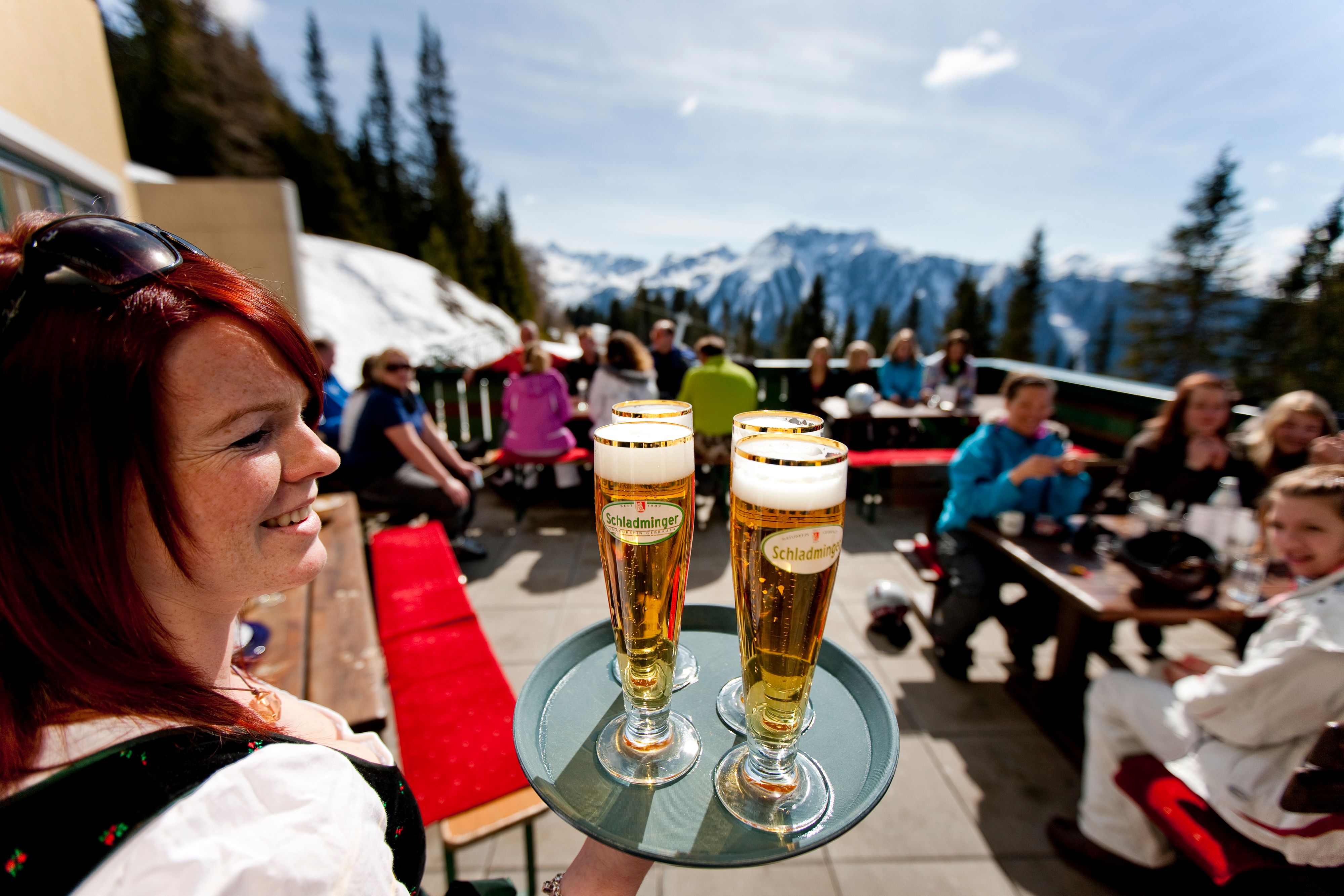 Eine Kellnerin serviert Bier auf einer Terrasse einer Skihütte auf der Planai. Archivbild.