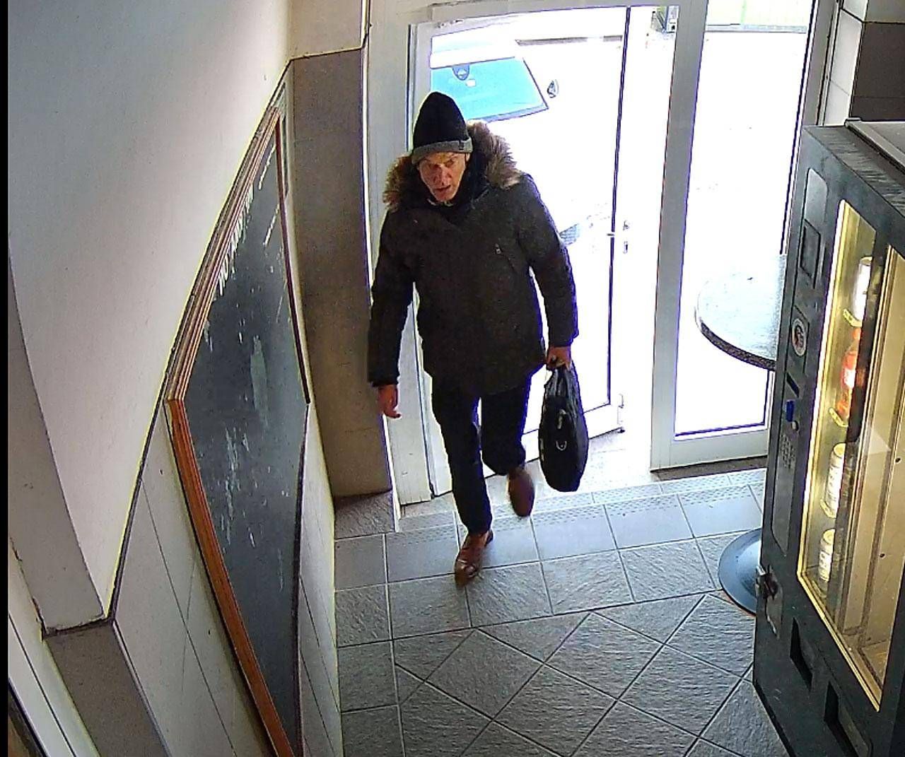 Die Polizei sucht nach diesem Einschleichdieb. Er soll Mitte Jänner mehrere tausend Euro gestohlen haben. Die Staatsanwaltschaft hat nun dieses Foto aus einer Überwachungskamera veröffentlicht.