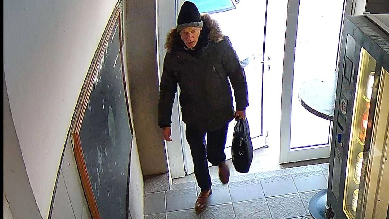 Die Polizei sucht nach diesem Einschleichdieb. Er soll Mitte Jänner mehrere tausend Euro gestohlen haben.