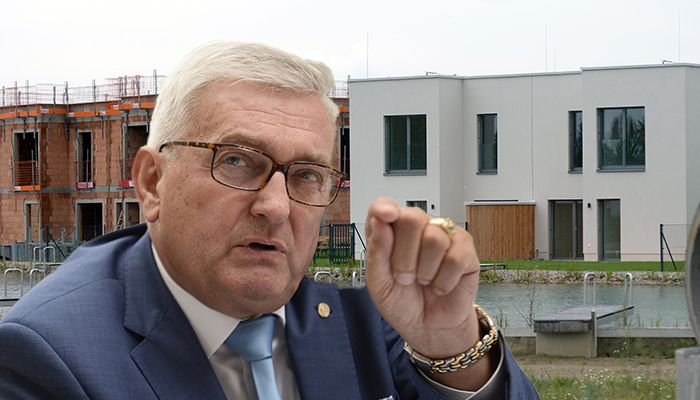 Alfred Riedl - hier vor dem Bauprojekt in Grafenwörth.