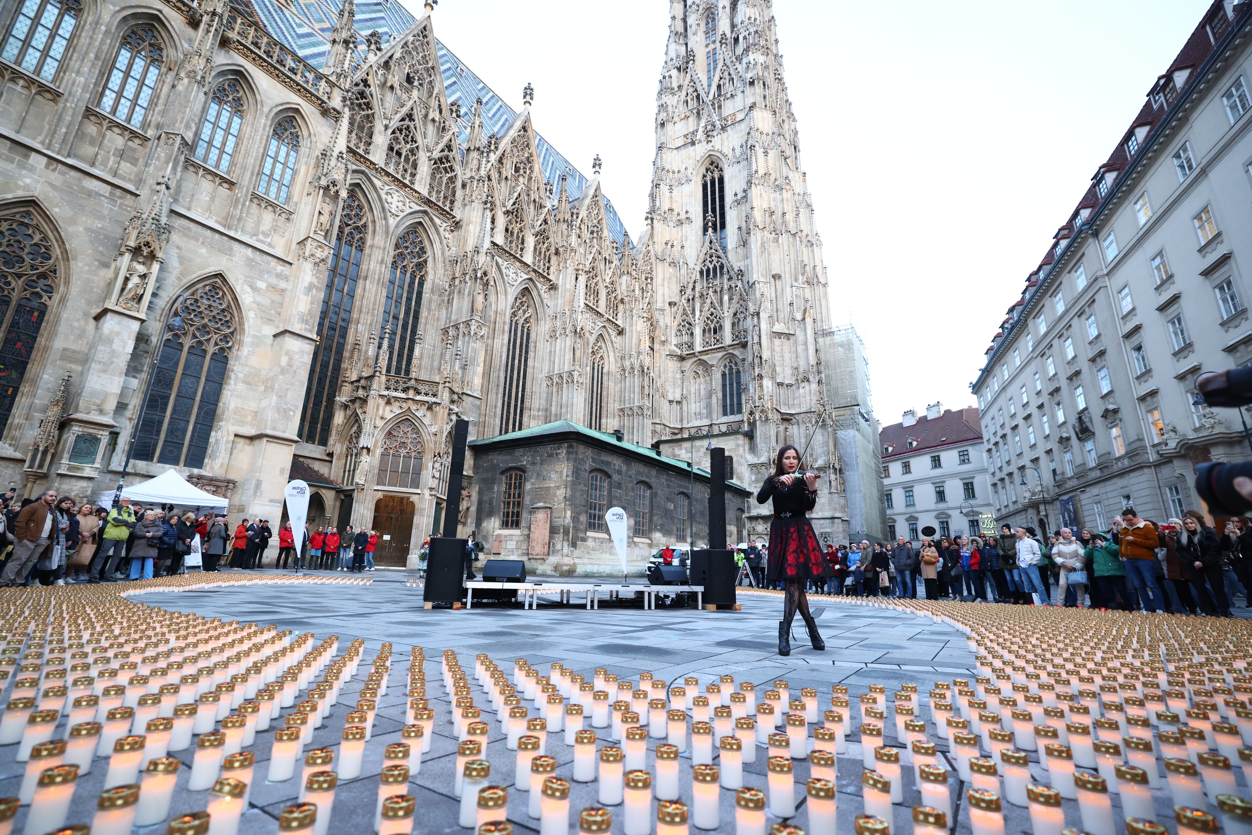Rund 5.000 Kerzen brannten vor dem Steffl für die Kinder in der Ukraine.