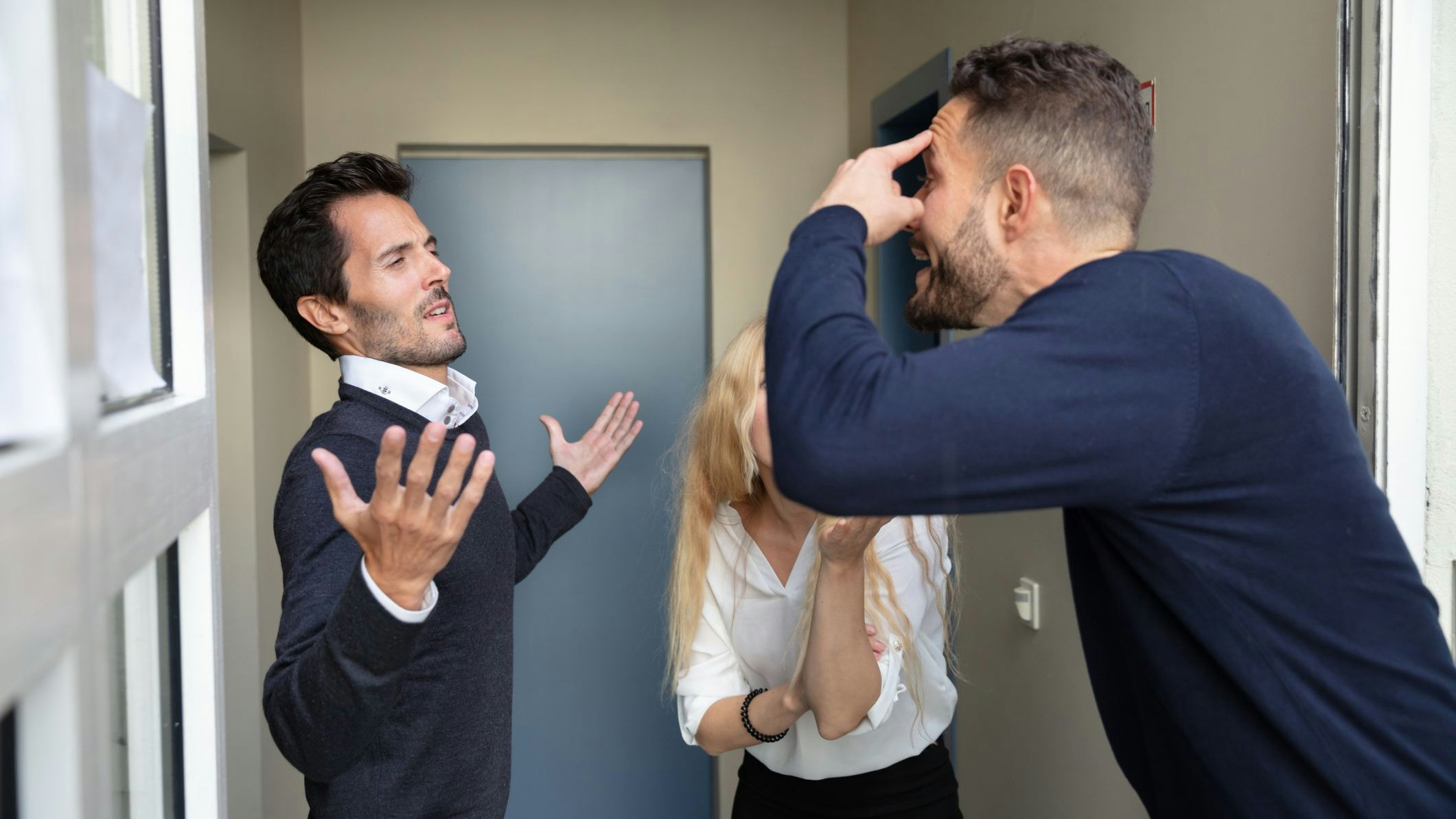 Ein Wiener terrorisiert seine Nachbarn in Wieden: Er hat schon mehrere Mieter angegriffen. Die Bewohner leben in Angst.