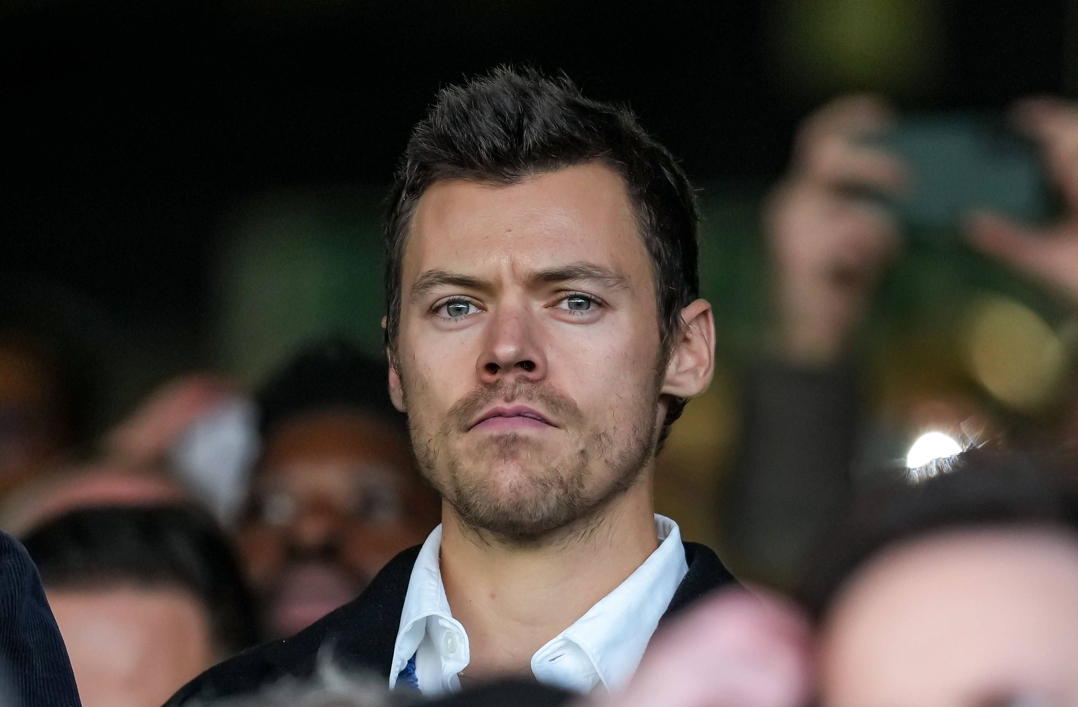 Harry Styles hat Klage gegen eine Frau eingereicht, die ihm innerhalb eines Monats 8000 Postkarten geschickt haben soll.