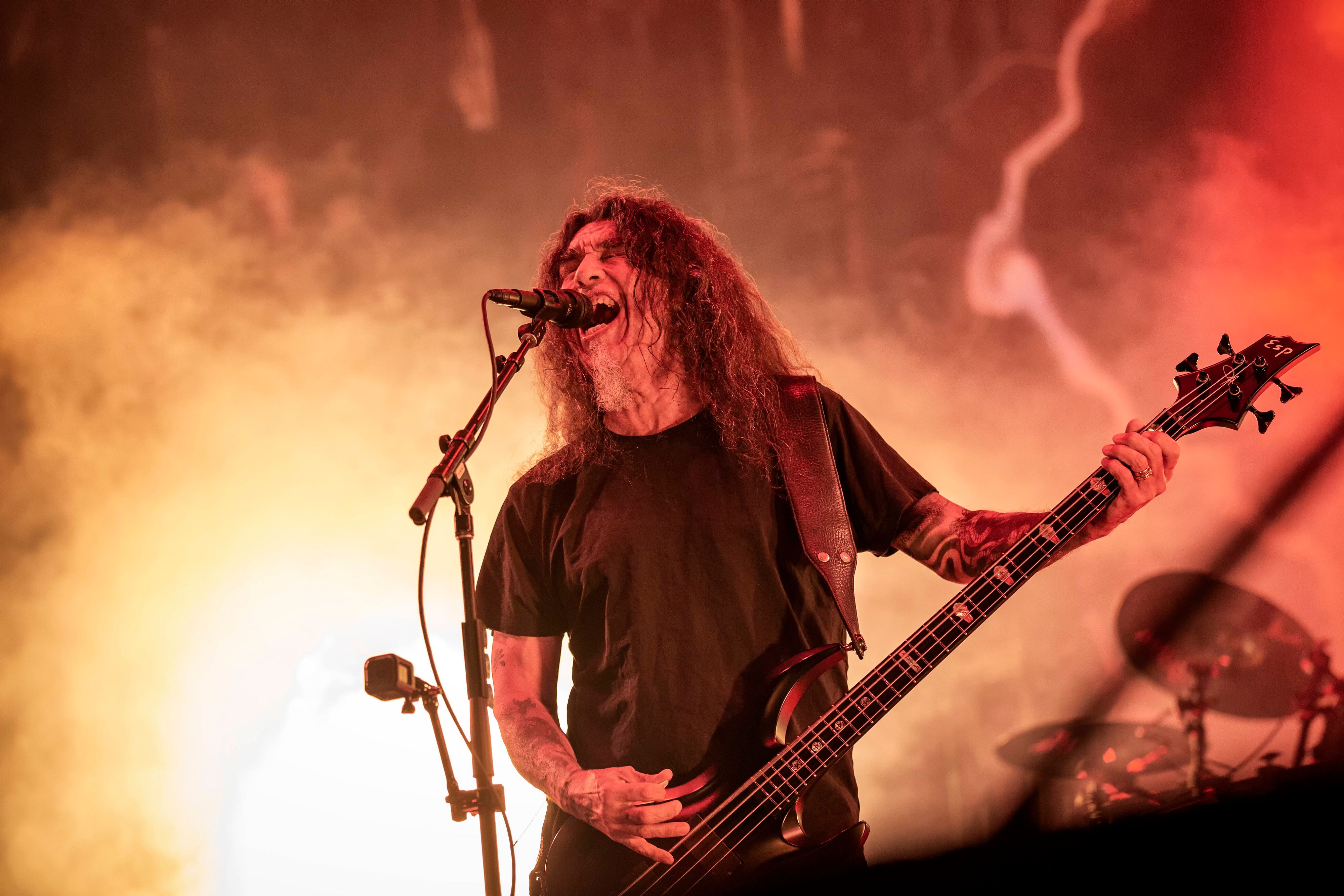 Tom Araya ist der Sänger und Bassist von Slayer