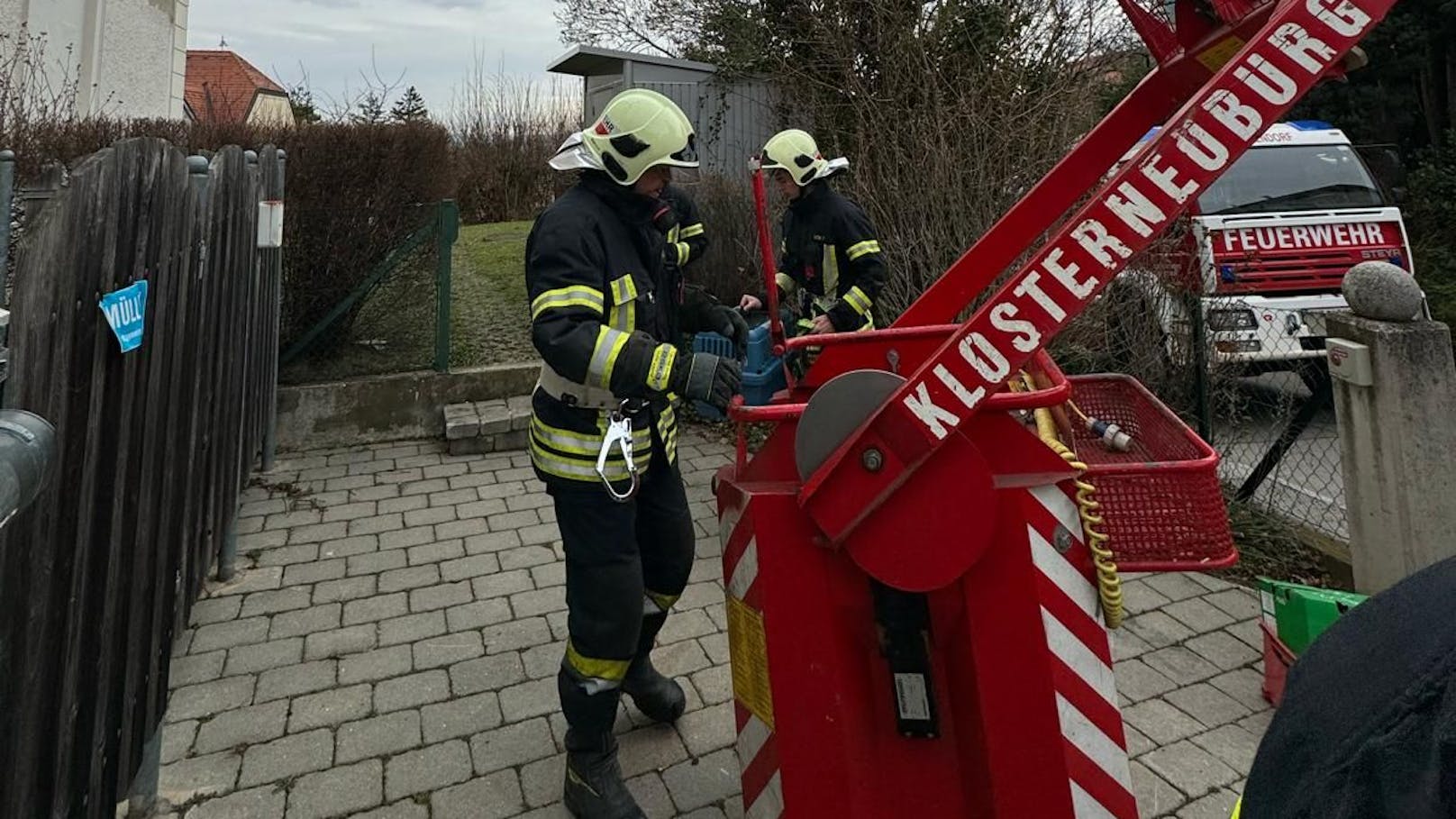 Ein Pädagoge der Schule, der sich ehrenamtlich bei der Feuerwehr engagiert, holte sich von seinen Kameraden Unterstützung.&nbsp;