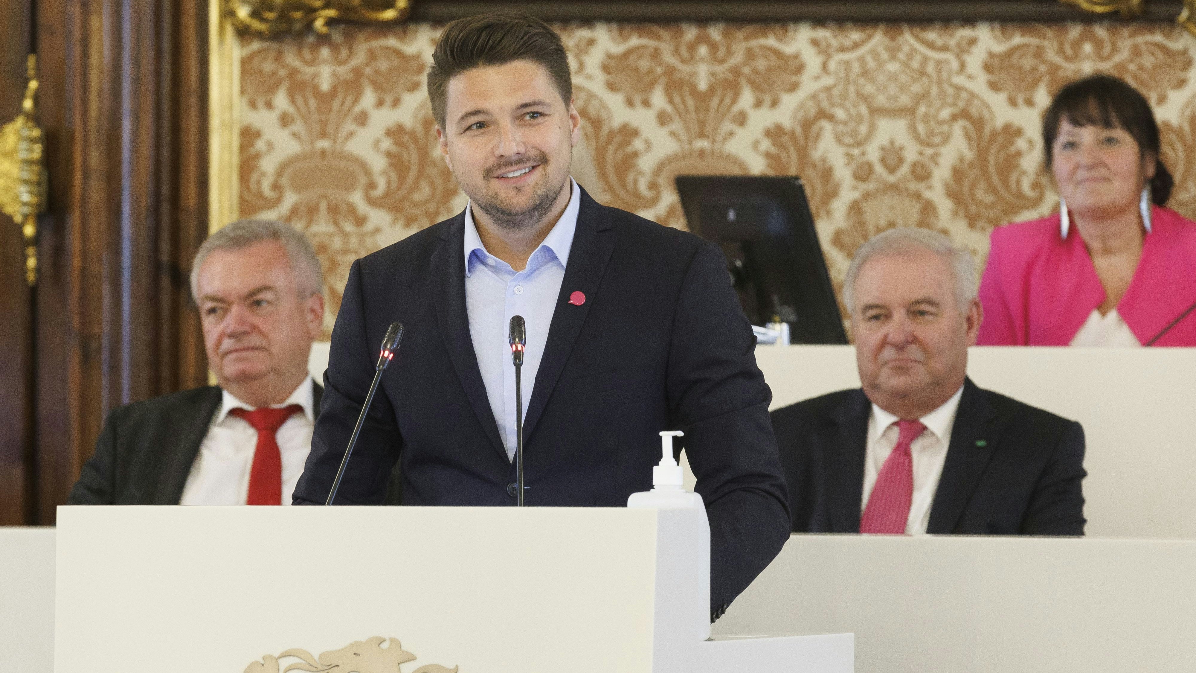 Neos-Landeschef in der Steiermark Niko Swatek (2.v.l.) hält nichts von einem Handy-Verbot an Schulen.