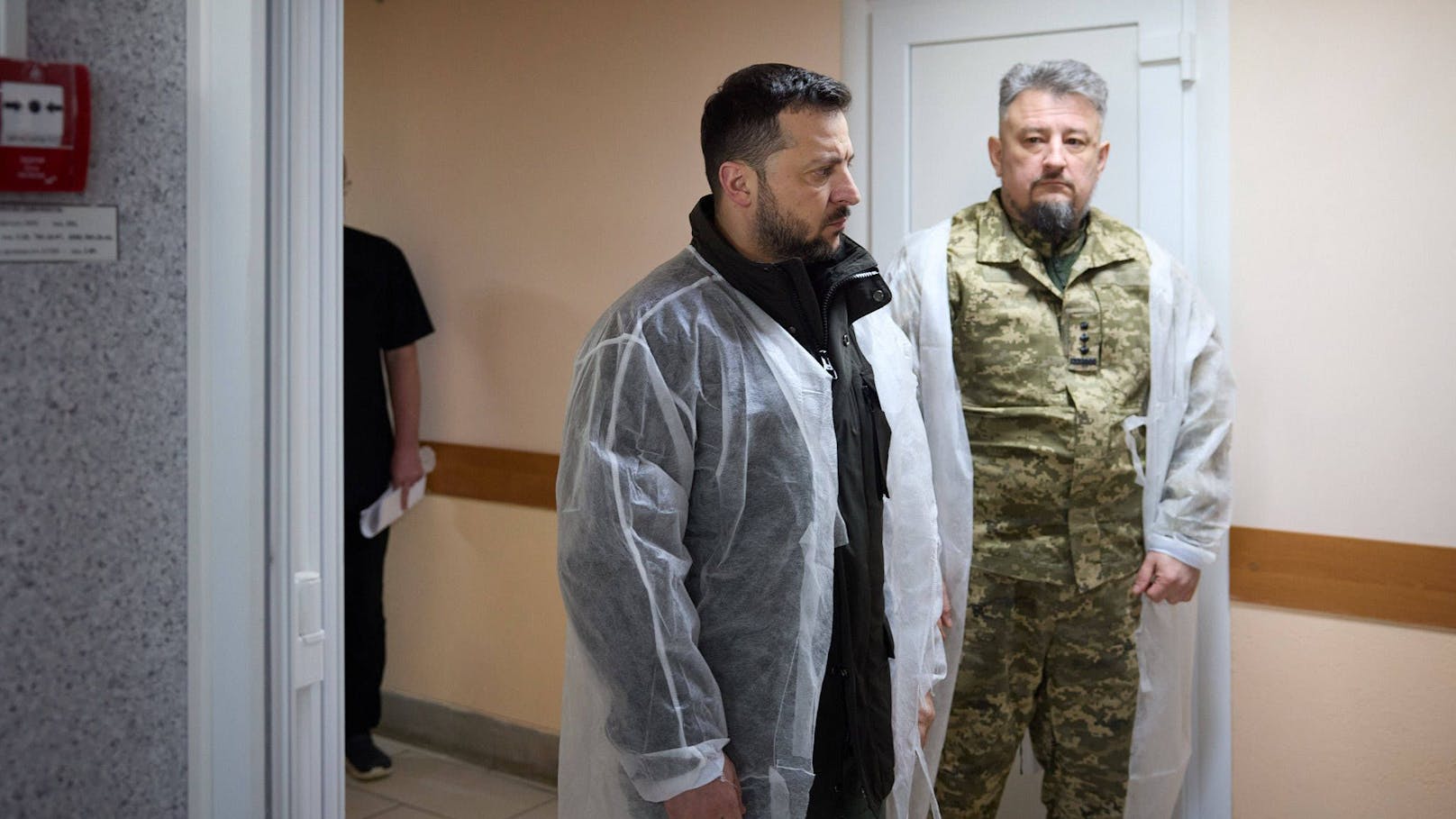 Ukraines Präsident Wolodimir Selenski auf Besuch eines Kommandopostens und eines Spitals knapp hinter der Front im Raum Kupjansk/Charkiw am 19. Februar 2024. Mit dabei auch ein Team von "Fox News" für ein Interview.