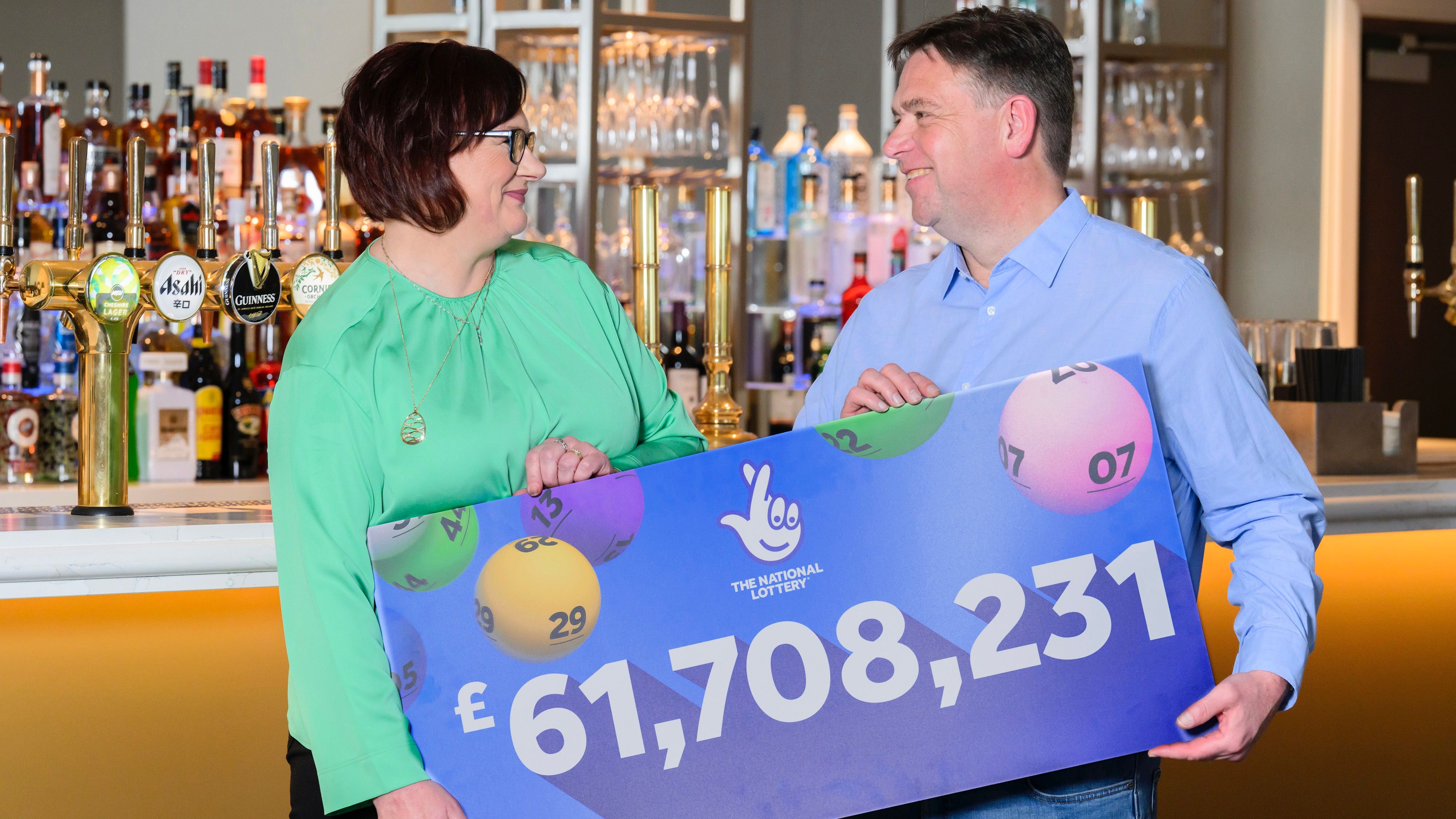 Debbie und Richard Nuttall aus England haben bei EuroMillions fast 62 Millionen Pfund (72 Millionen Euro) abgeräumt.