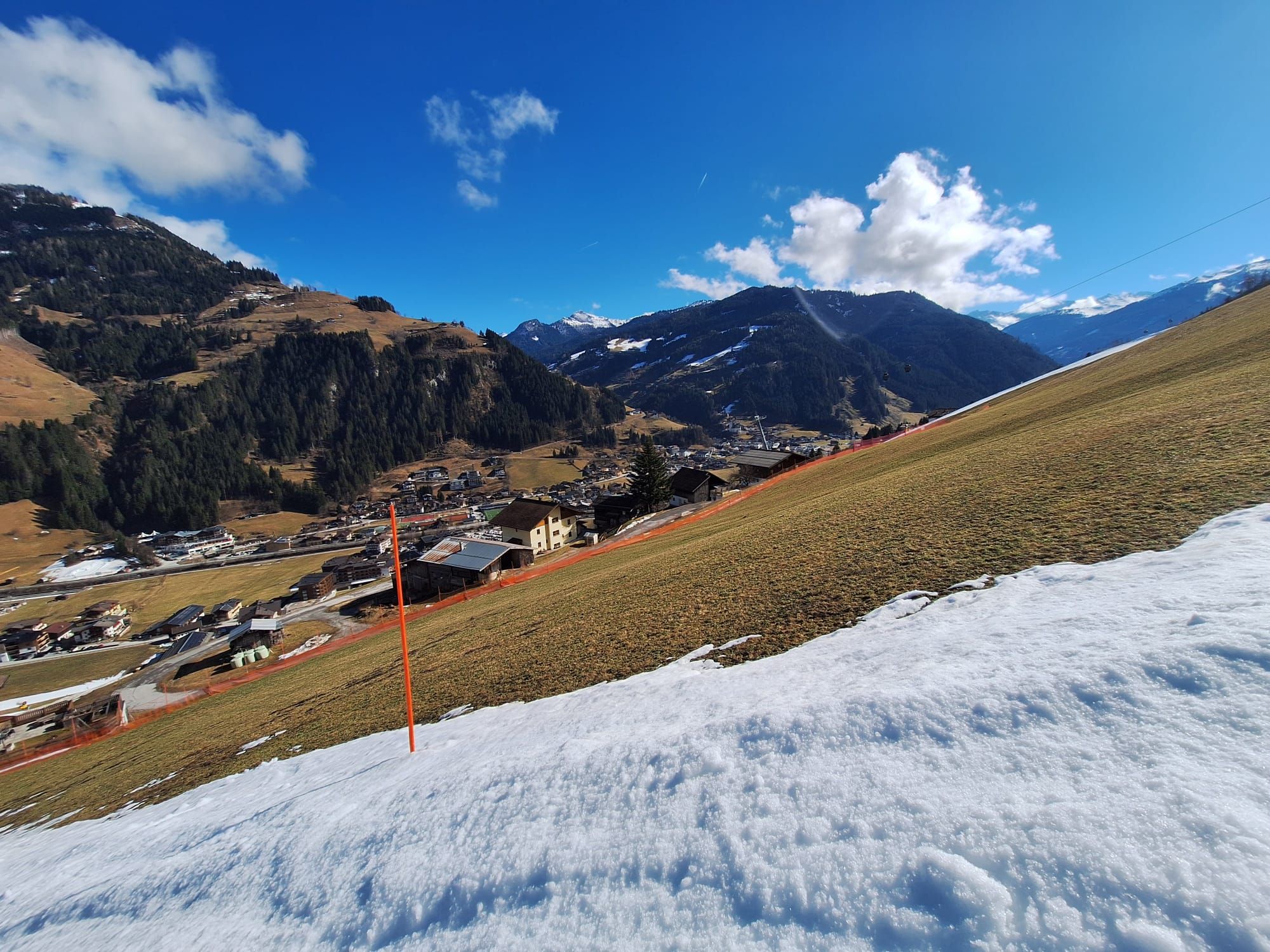 In den Bergen liegt in tieferen Lagen nur Kunstschnee, Temperaturen jenseits der 10 Grad sorgen für Frühlingsgefühle. Für Bienen ist das warme Wetter der vergangenen Jahre sehr problematisch, so Forscher.