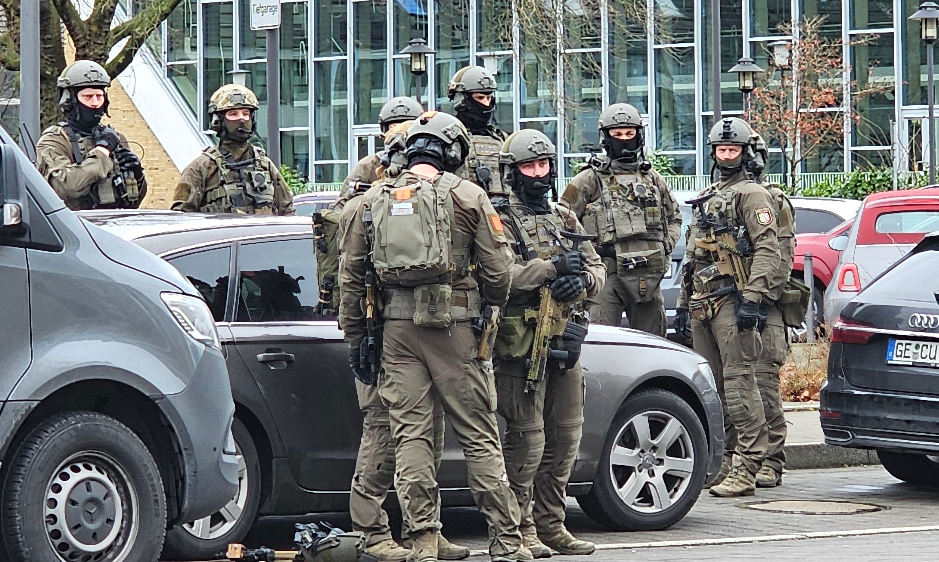 Gefährlicher Ort: Mehr als einhundert Spezialkräfte wurden wegen eines mutmaßlichen Amoklaufs gerufen.