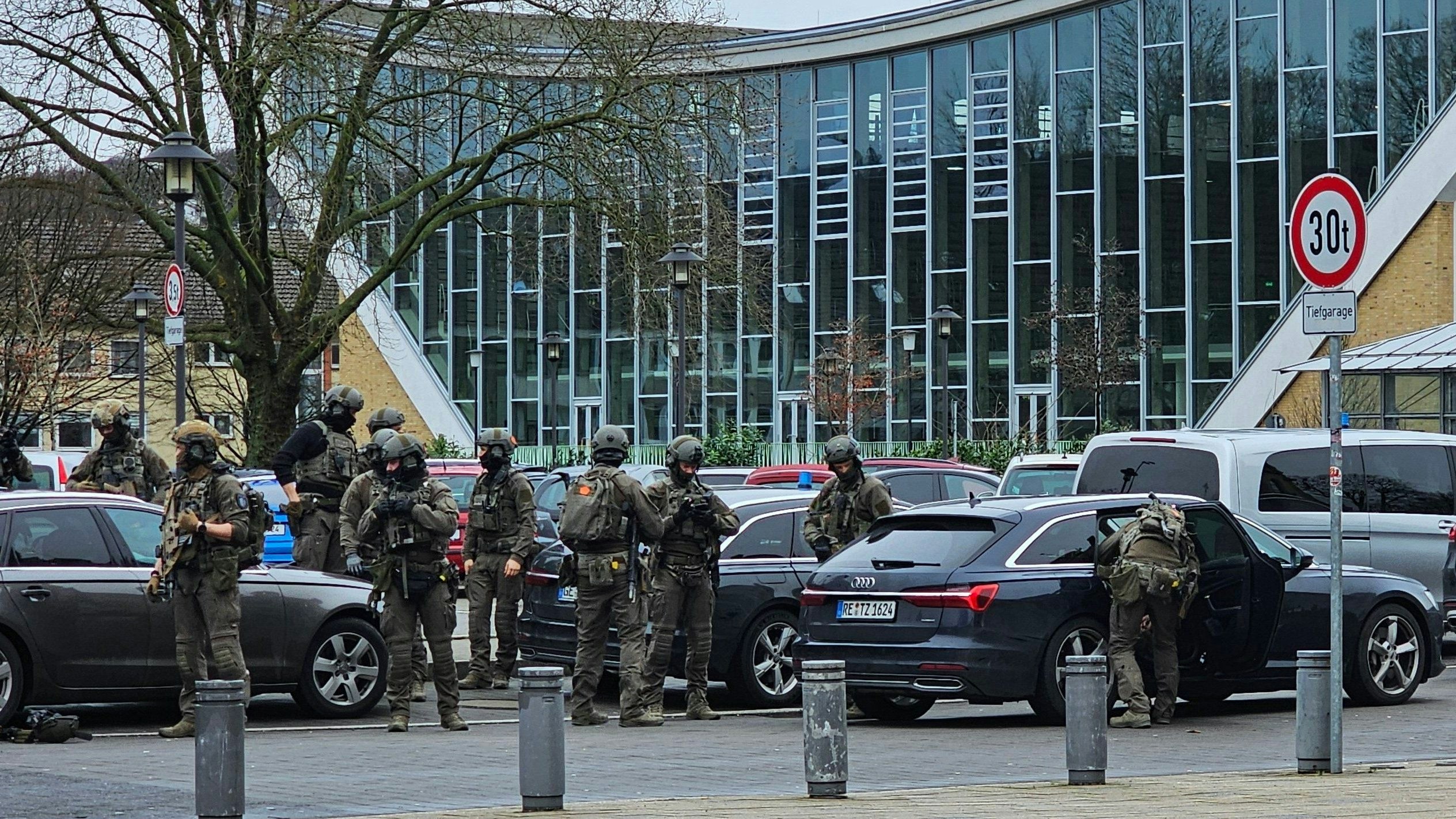 Mehr als 100 SEK-Beamte sind derzeit im Wuppertaler Gymnasium im Einsatz.