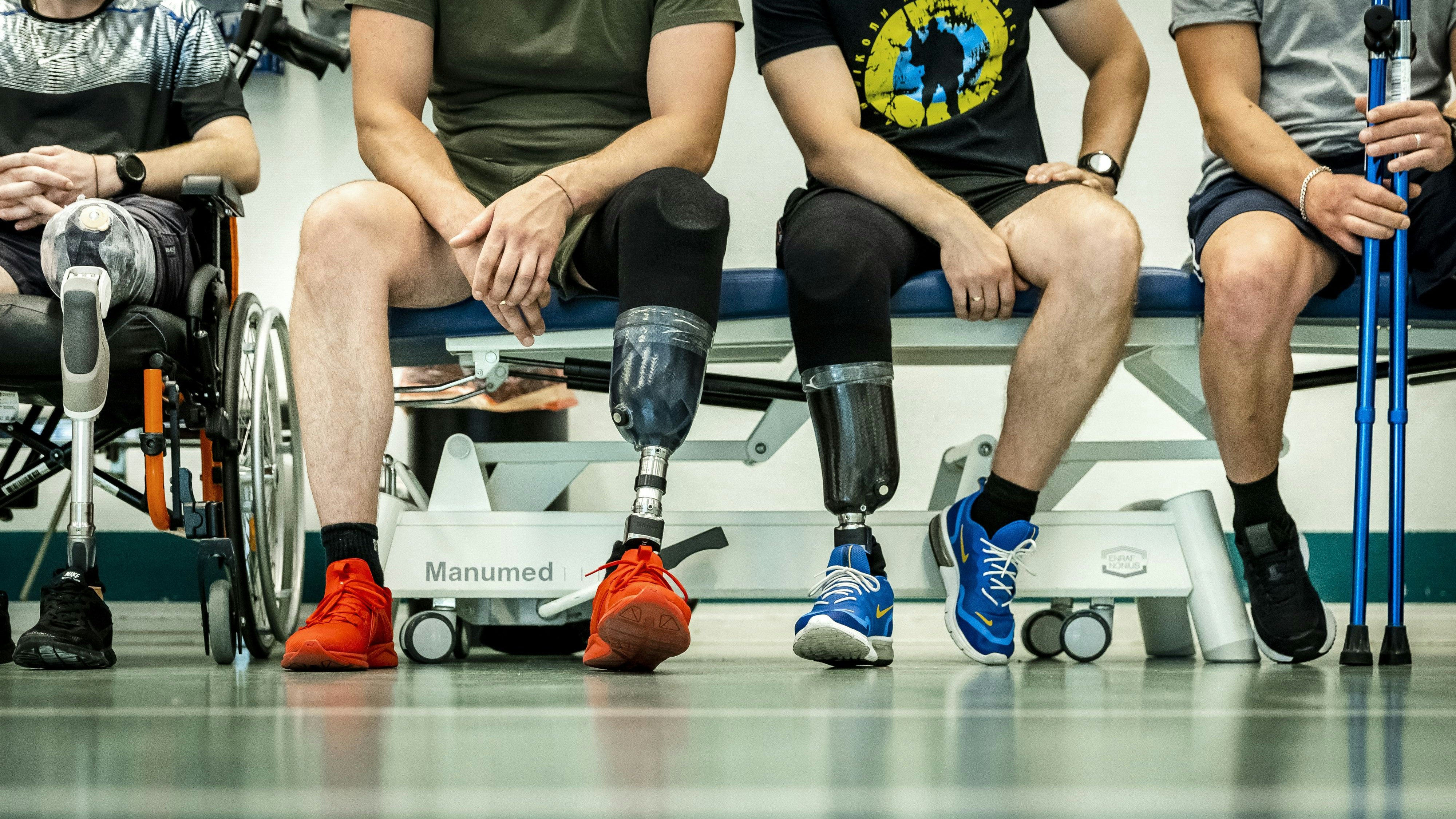 Download von www.picturedesk.com am 23.02.2024 (07:56).  DOORN - Rehabilitating Ukrainian soldiers during a visit by Minister Kajsa Ollongren (Defense) and her Ukrainian colleague Yulia Laputina (Veteran Affairs) to the Military Rehabilitation Center, where fourteen Ukrainian soldiers are lying. Laputina came to the Netherlands by invitation to see how care for veterans is arranged at the Ministry of Defence. ANP REMKO DE WAAL netherlands out - belgium out - 20230623_PD7301 - Rechteinfo: Rights Managed (RM)