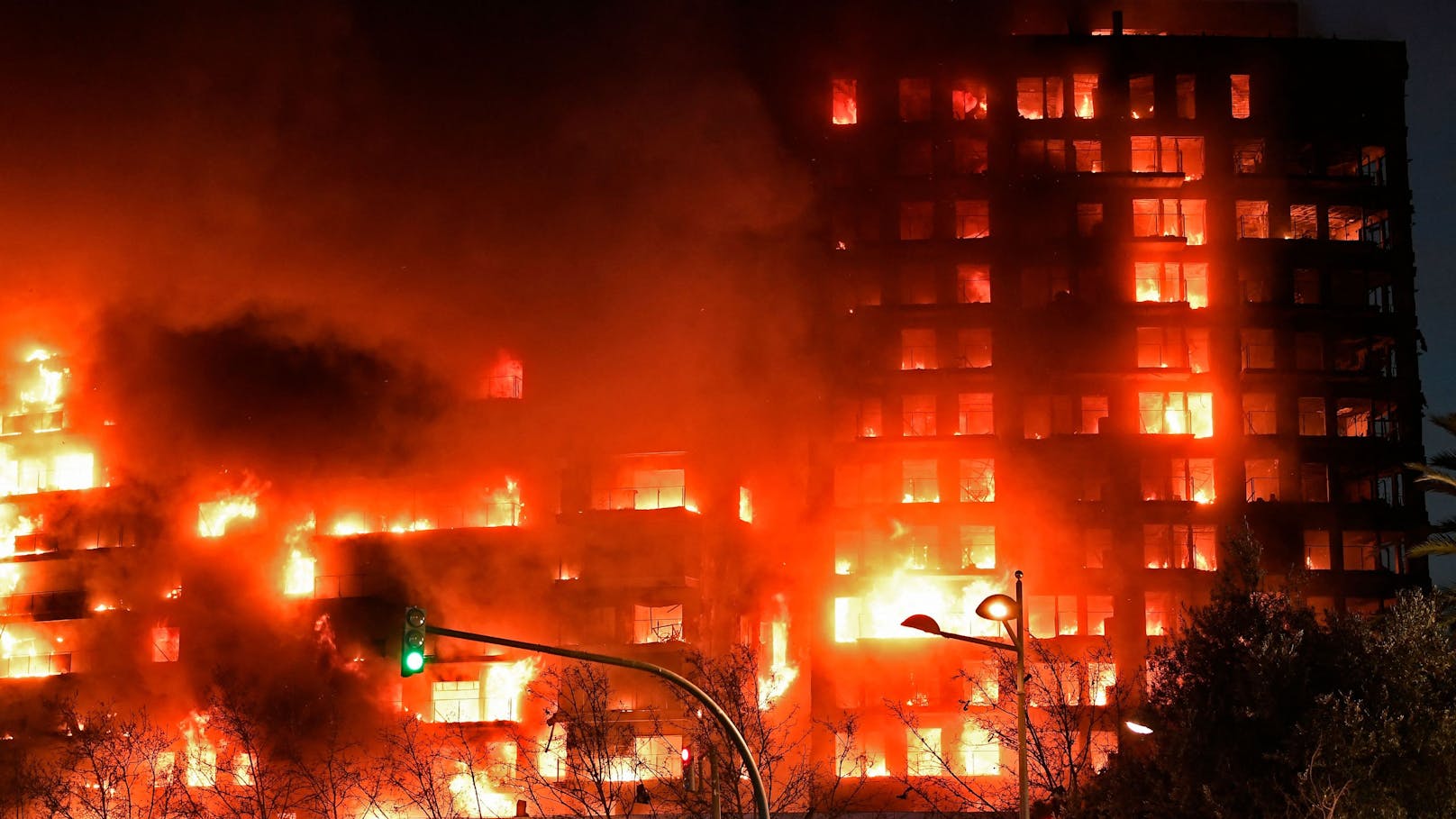 Großbrand zerstört Hochhaus – mindestens 4 Tote
