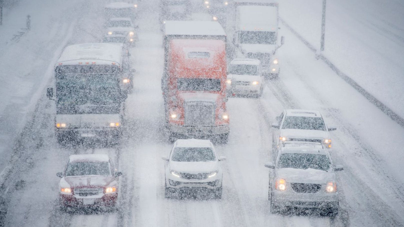 Autobahn gesperrt – Schnee sorgt für Verkehrs-Chaos