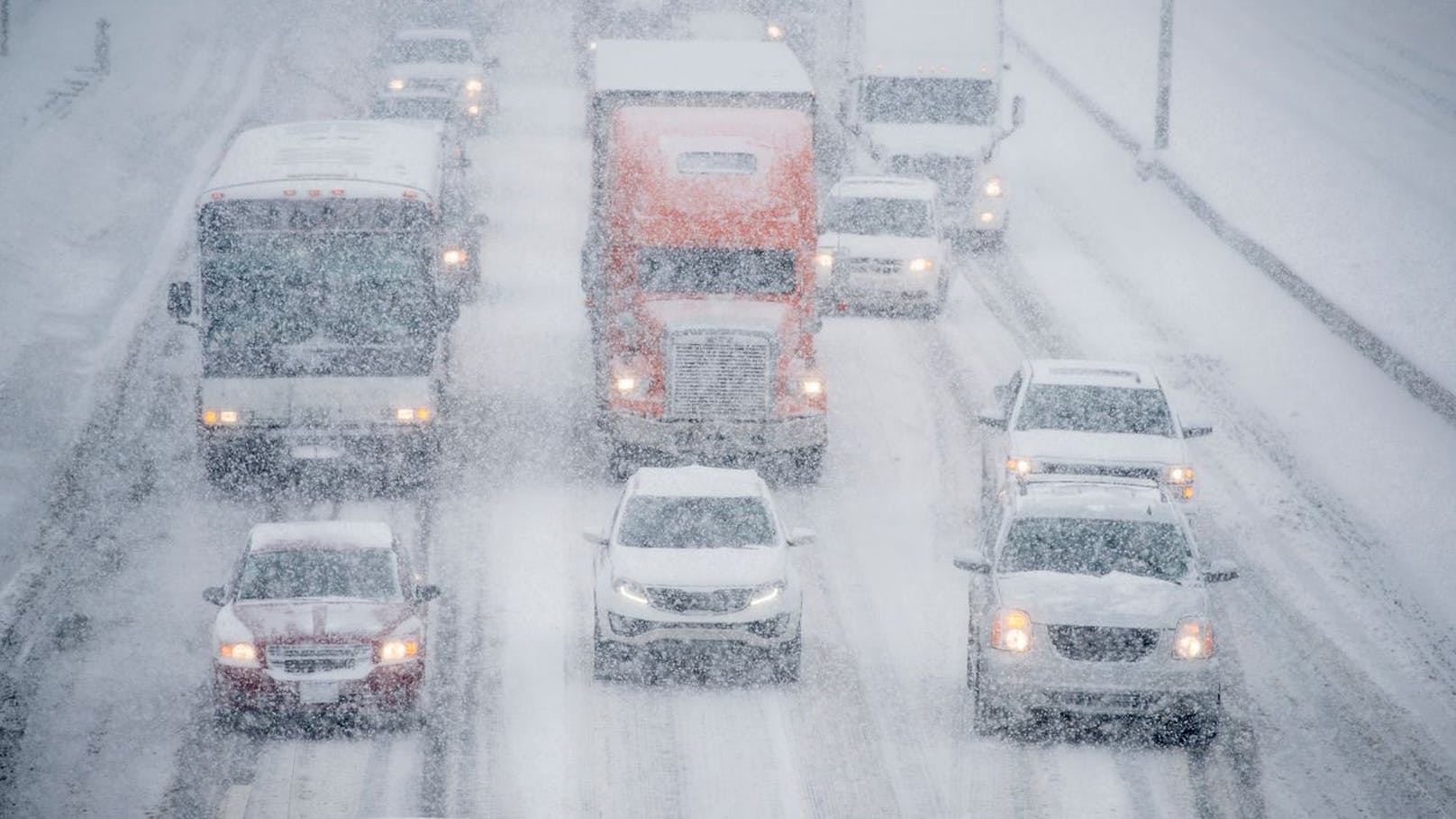 Autobahn gesperrt – Schnee sorgt für Verkehrs-Chaos