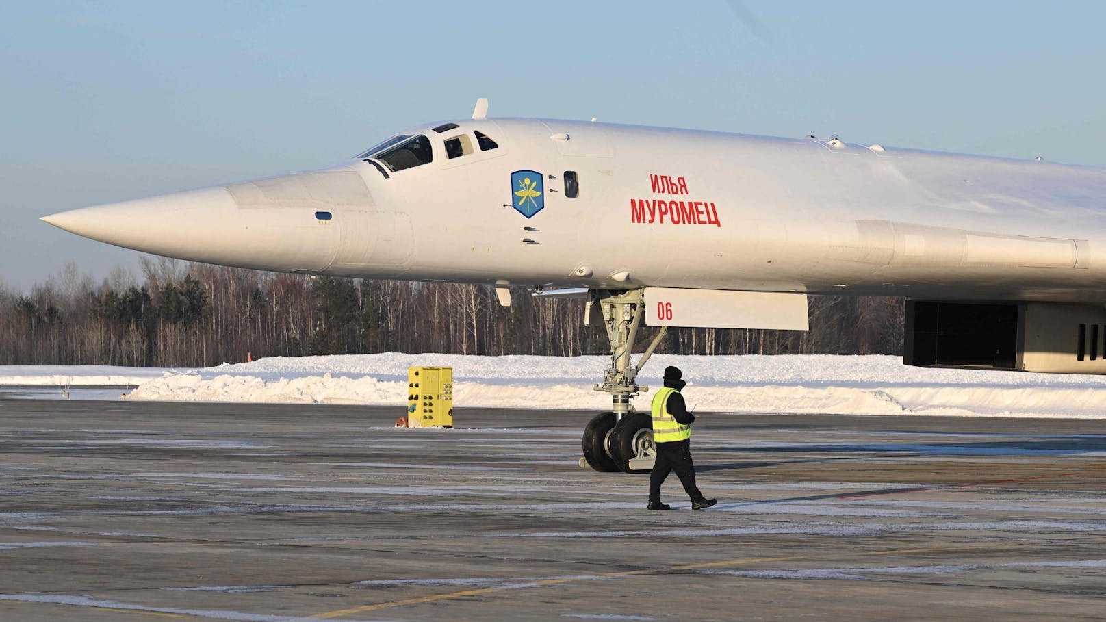 Der Flug mit der TU-160M – laut der "Flugrevue" dem größten Kampfflugzeug der Welt – vom Militärflugplatz in Kasan dauerte nach Angaben der Nachrichtenagentur Interfax etwa 30 Minuten.