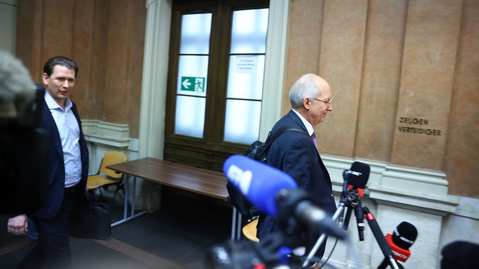 Ex-Bundeskanzler Sebastian Kurz kommt mit seinem Anwalt beim Landesgericht Wien an.