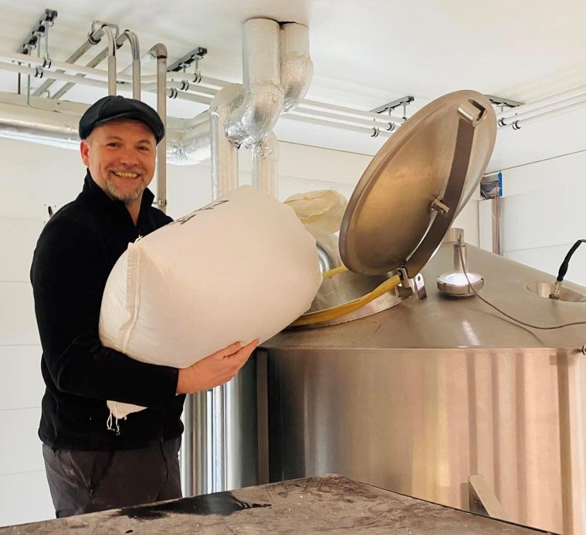 Thomas Stipsits beim Brauen.