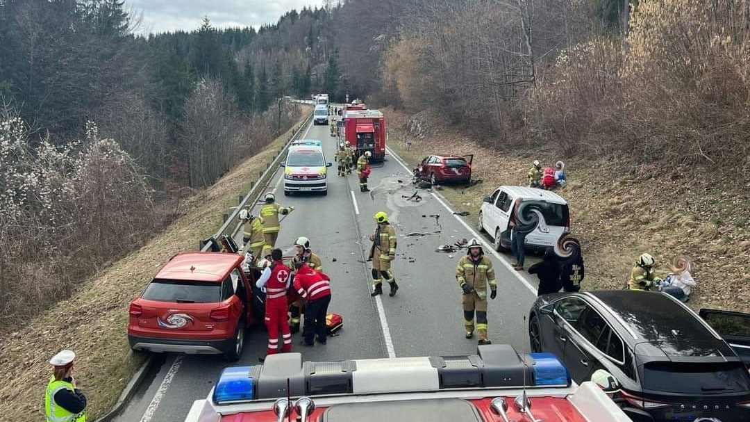 Insgesamt fünf Verletzte hat ein Unfall mit drei beteiligten Fahrzeugen auf der L117 in Thalgau am Donnerstagnachmittag gefordert.