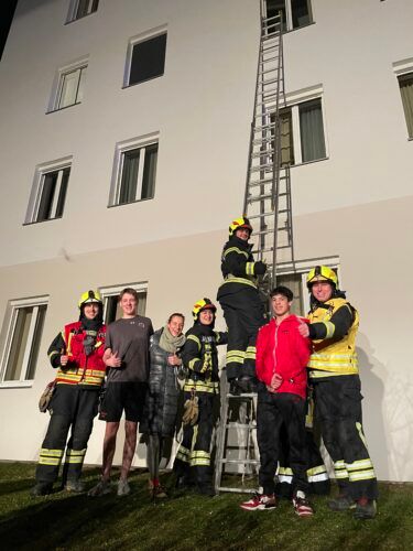 Mit einer Leiter wurden die beiden jungen Sportler aus ihren 