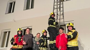 Mit einer Leiter wurden die beiden jungen Sportler aus ihren "Gefängnis" befreit.