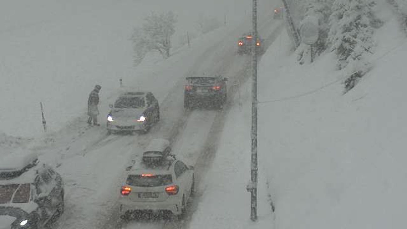 Auf der Brennerstraße führt der Schnee zu schwierigen Fahrverhältnissen.