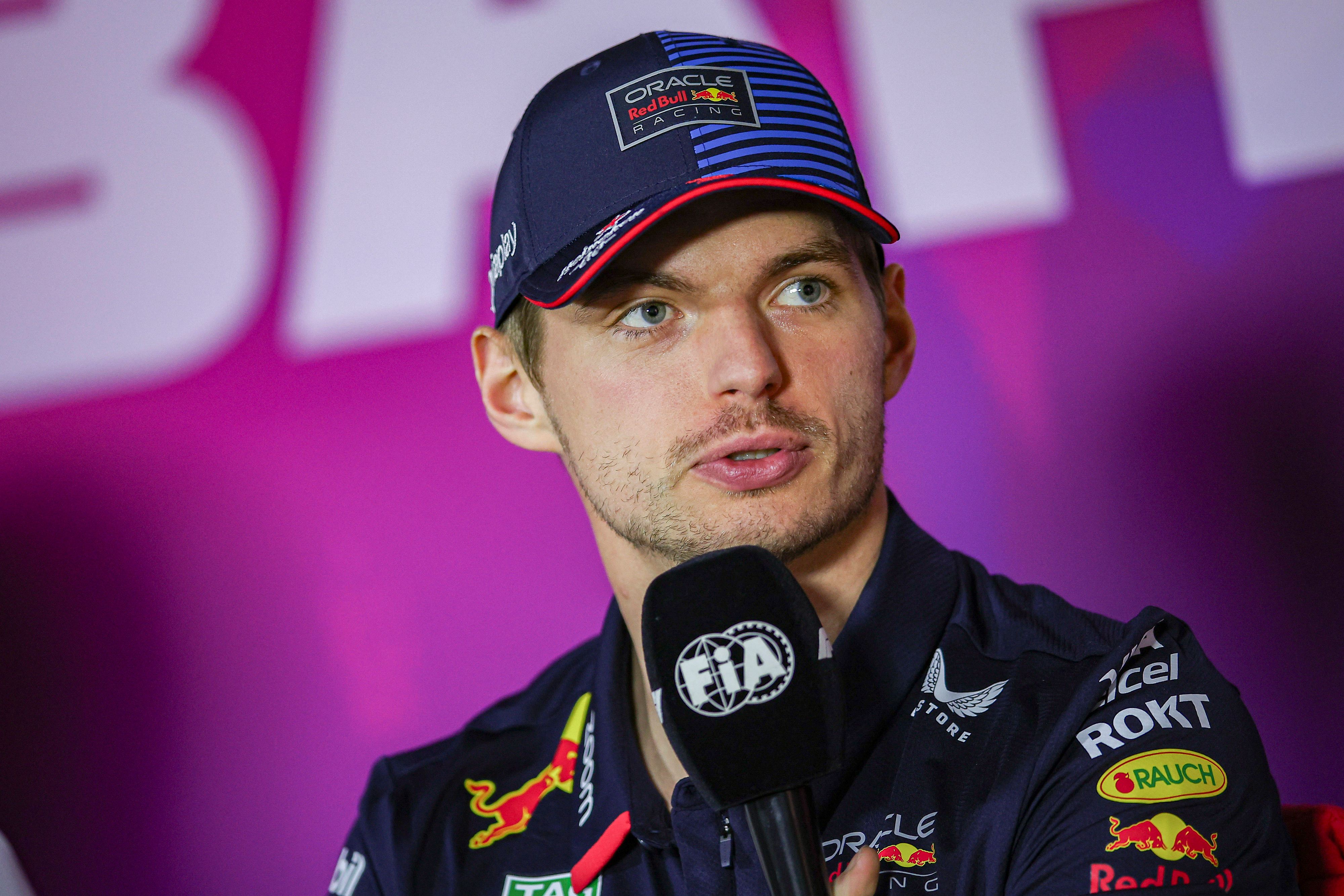 Dreifach-Weltmeister Max Verstappen findet klare Worte zu den Kanaldeckel-Pannen.