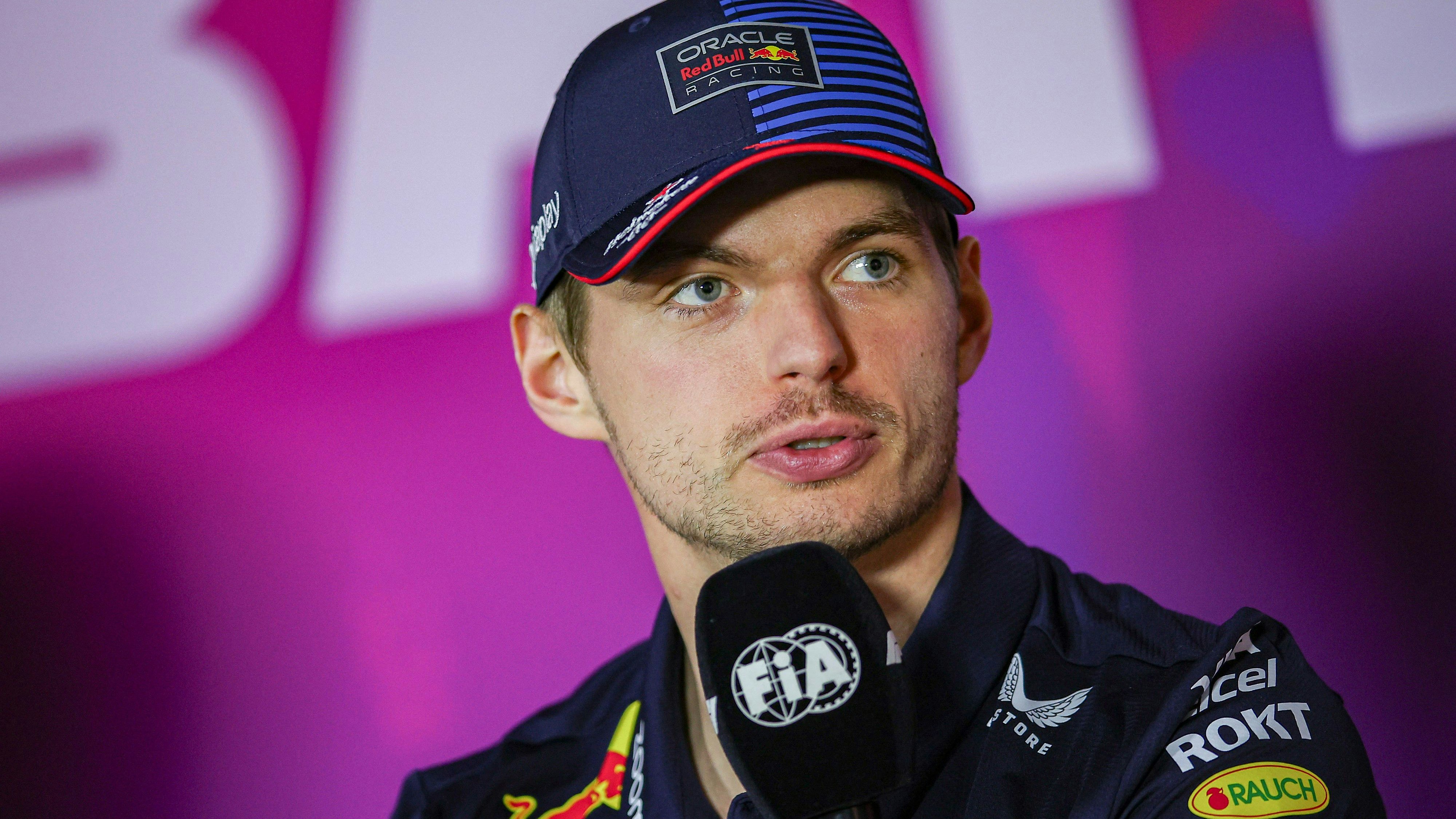 Dreifach-Weltmeister Max Verstappen findet klare Worte zu den Kanaldeckel-Pannen. 