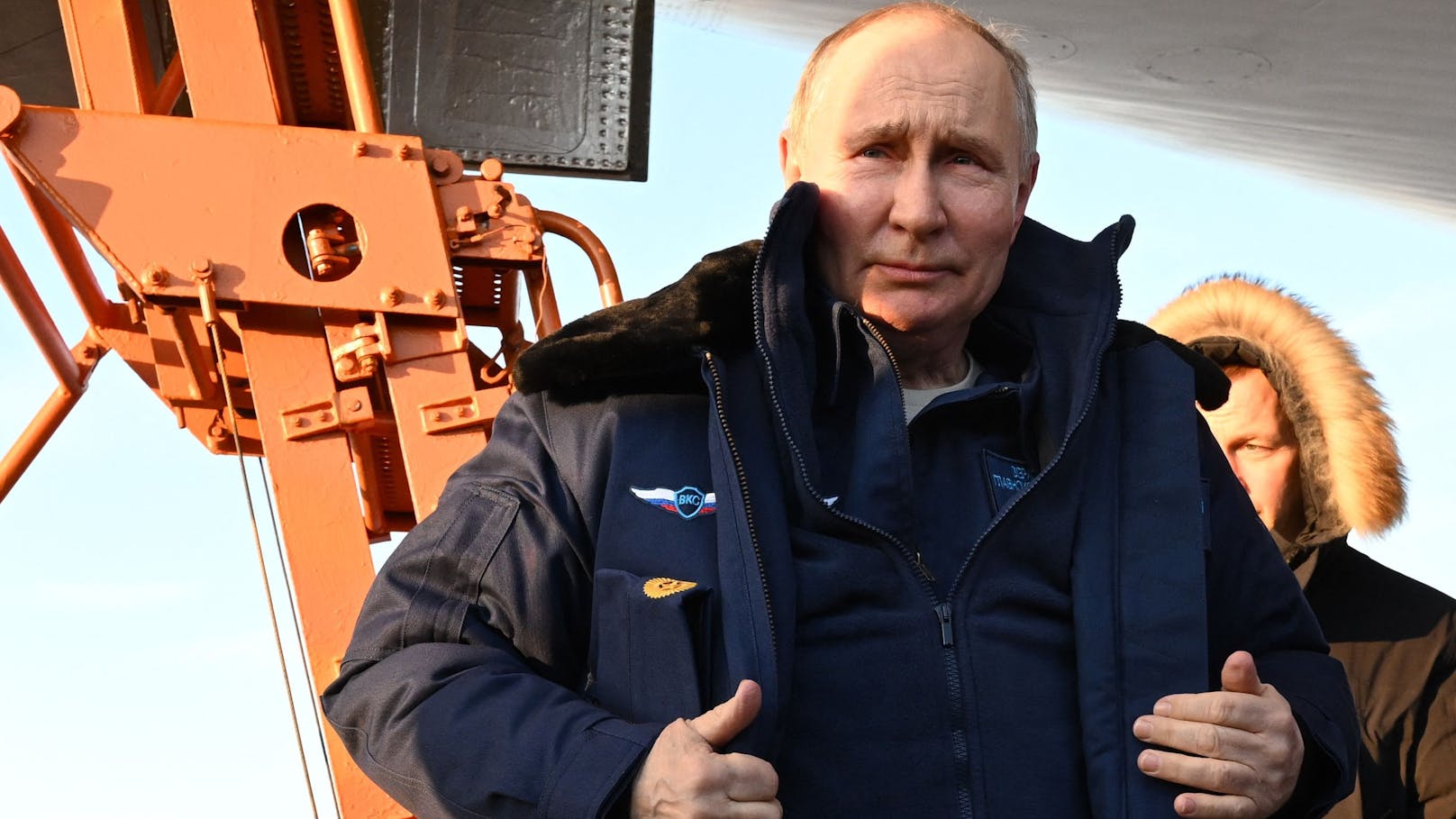 Die Entscheidung zu fliegen habe Putin am Vortag bei einem Besuch des Flugzeugwerks getroffen, sagte Kreml-Sprecher Dmitri Peskow.