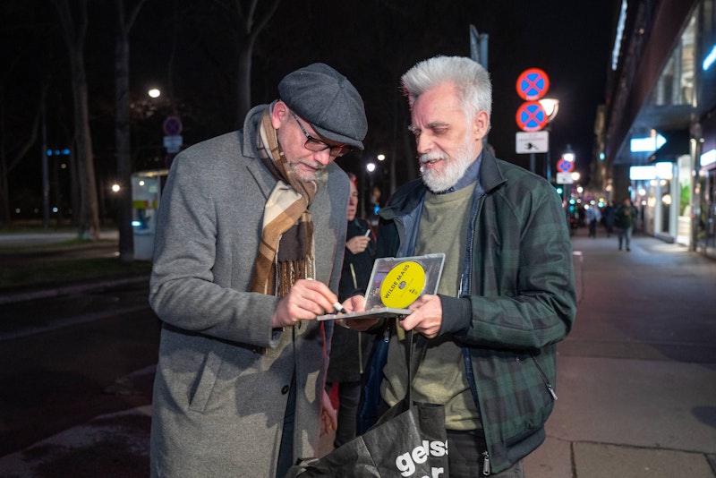 Thomas Stipsits nahm sich Zeit für seine Fans und schrieb Autogramme.
