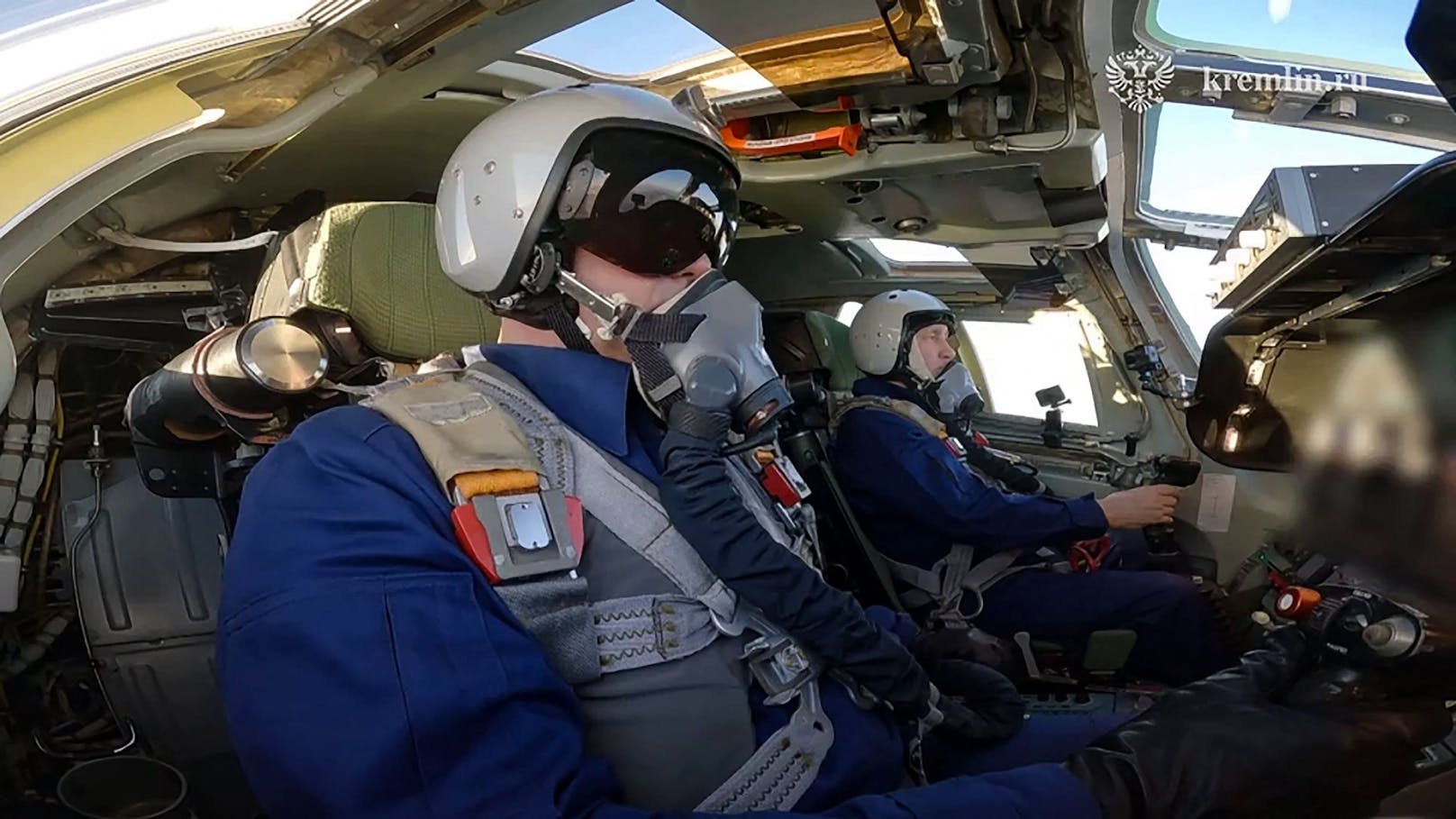 Russlands Präsident Wladimir Putin saß beim Flug eines strategischen Überschall-Bombers offiziellen Angaben nach im Cockpit.