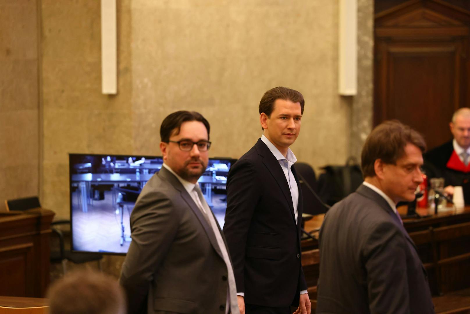 Sebastian Kurz mit prüfenden Blick im Wiener Straflandesgericht