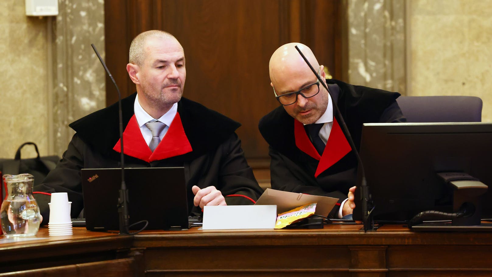 Die Staatsanwälte Roland Koch und Gregor Adamovic im Kurz-Prozess am 23. Februar 2024.