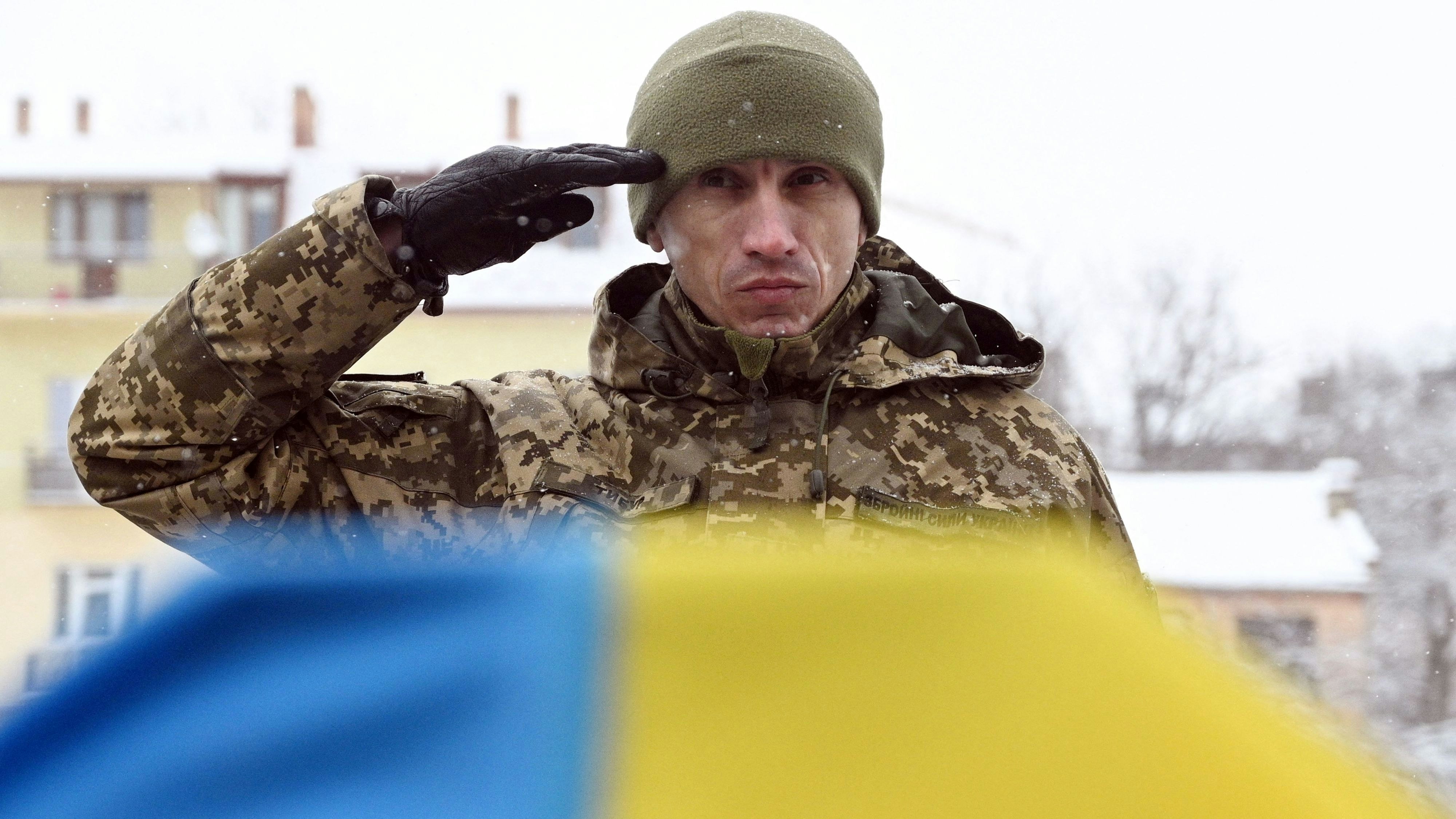 Download von www.picturedesk.com am 23.02.2024 (13:10).  A Ukrainian soldier salutes the coffin of his comrade Bohdan Folyusevych, killed in combat, during a funeral ceremony at Lychakiv cemetery in Lviv on February 4, 2023, amid the Russian invasion of Ukraine. (Photo by Yuriy DYACHYSHYN / AFP) - 20230204_PD4956 - Rechteinfo: Rights Managed (RM) Nur für redaktionelle Nutzung! Werbliche Nutzung erfordert Freigabe: bitte schicken Sie uns eine Anfrage.