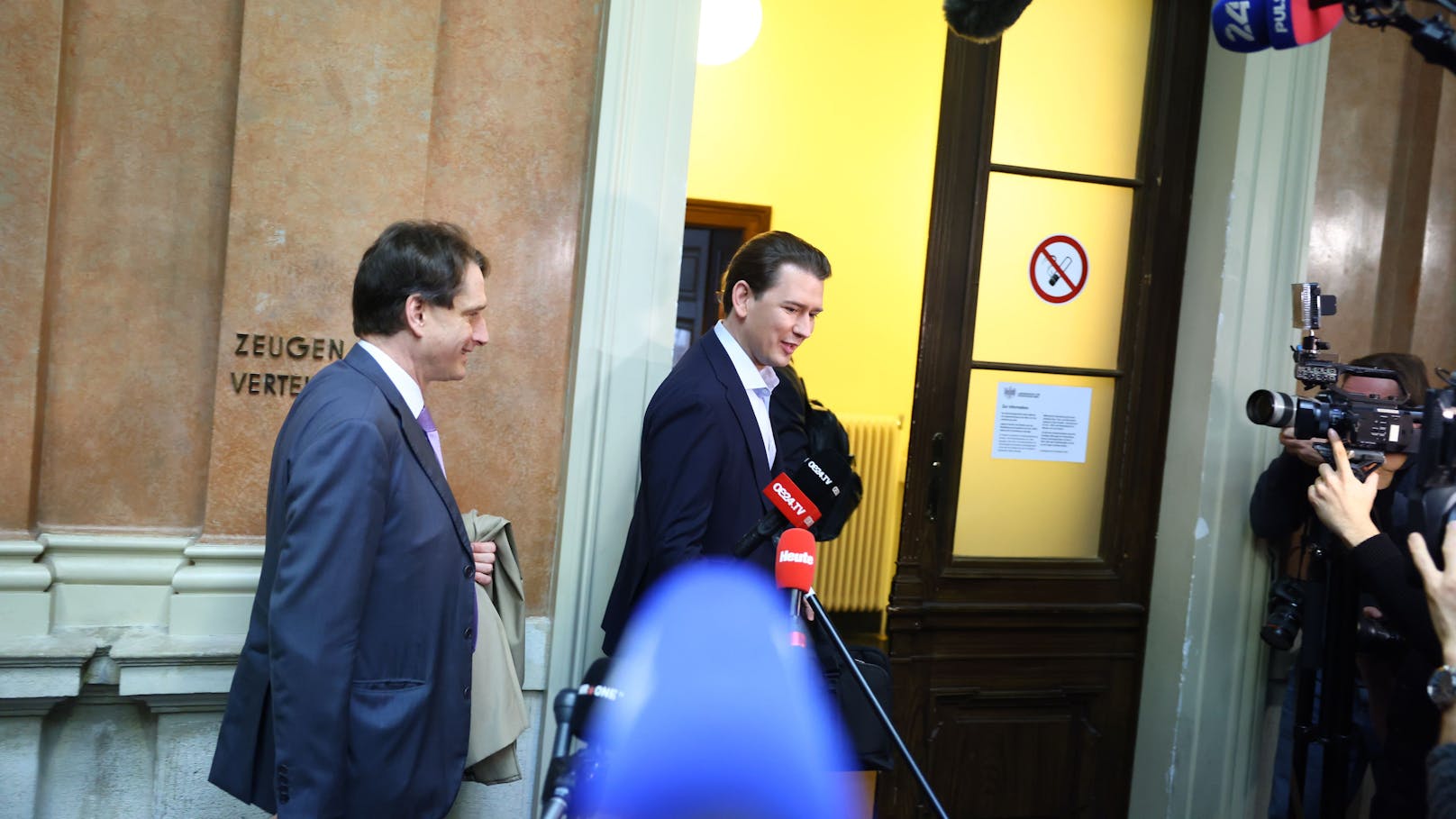Ex-Bundeskanzler Sebastian Kurz macht sich auf den Weg in den Gerichtssaal.