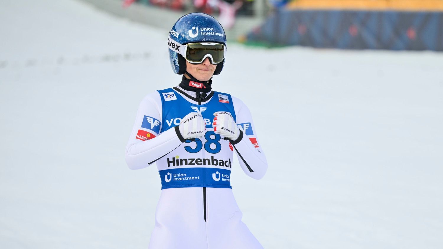 Skispringerin Eva Pinkelnig siegt in Hinzenbach. 