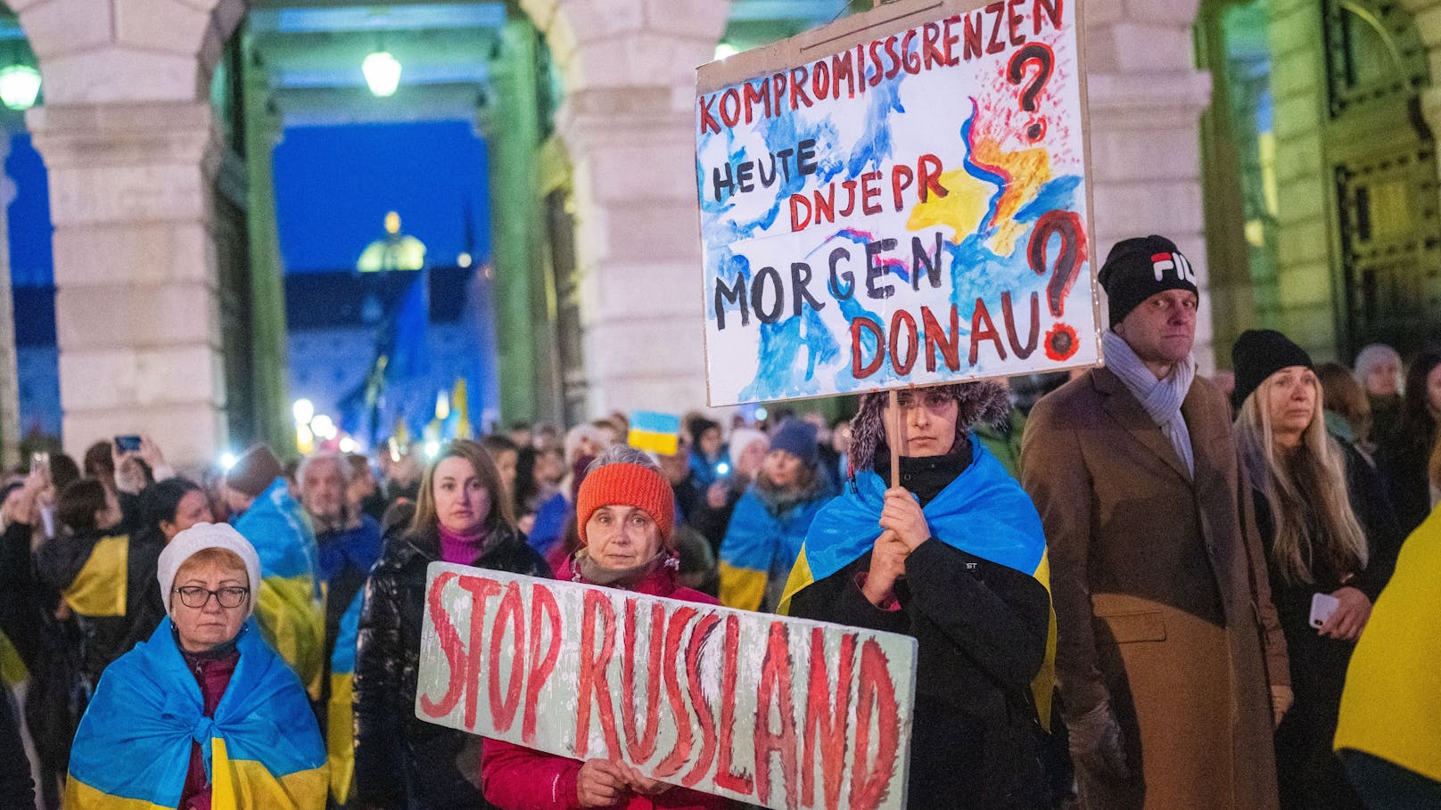 Mit Schildern wie "Stop Russland" machten sie ihrem Ärger Luft.